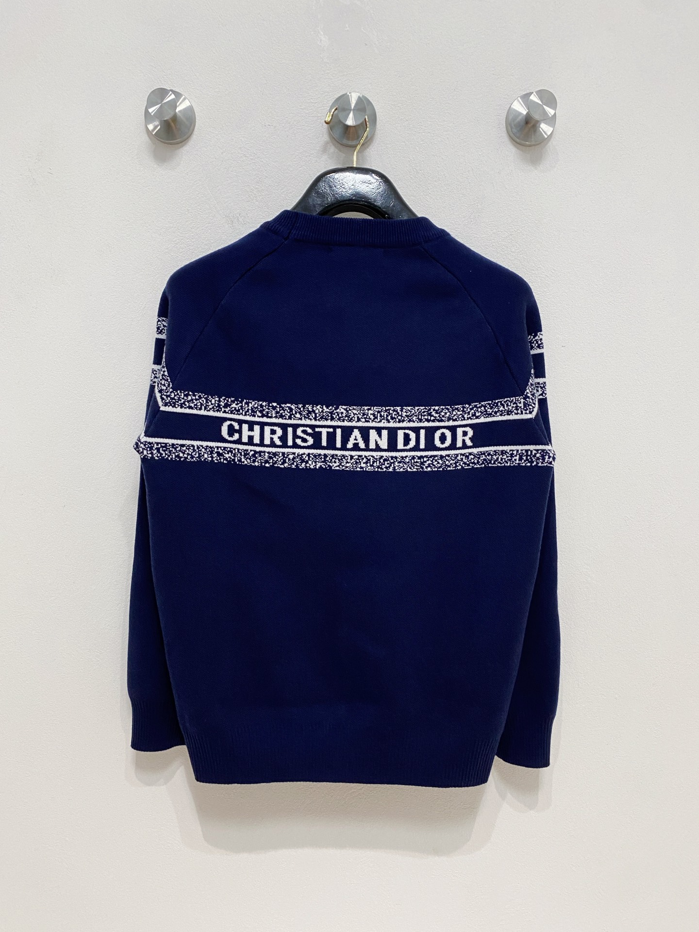 🌾 迪奥圆领毛衣，采用羊毛混纺纱线，保暖性佳，蓬松柔软，加倍呵护肌肤，给你轻如无物的穿着感体验。高品质天