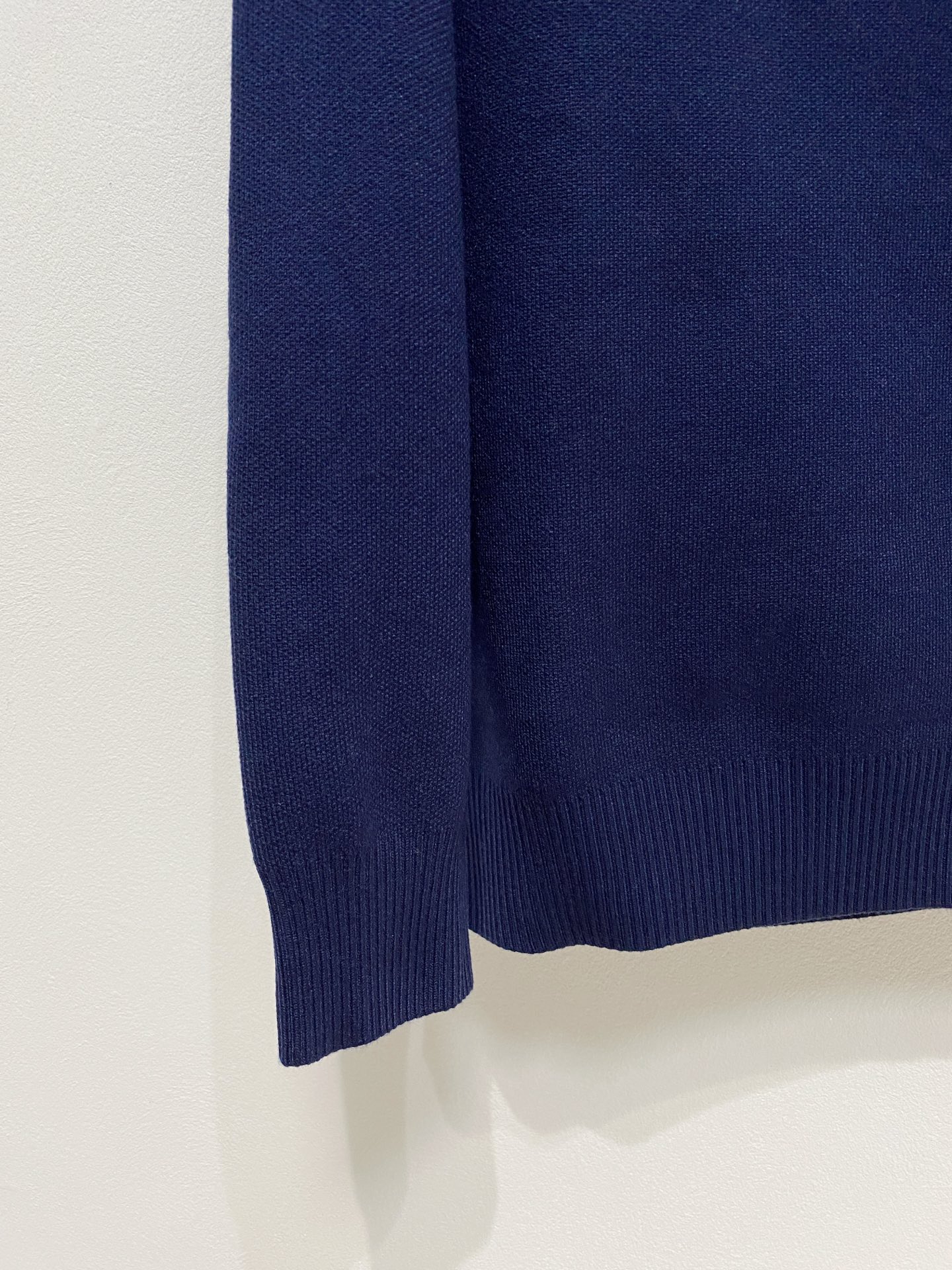 🌾 迪奥圆领毛衣，采用羊毛混纺纱线，保暖性佳，蓬松柔软，加倍呵护肌肤，给你轻如无物的穿着感体验。高品质天