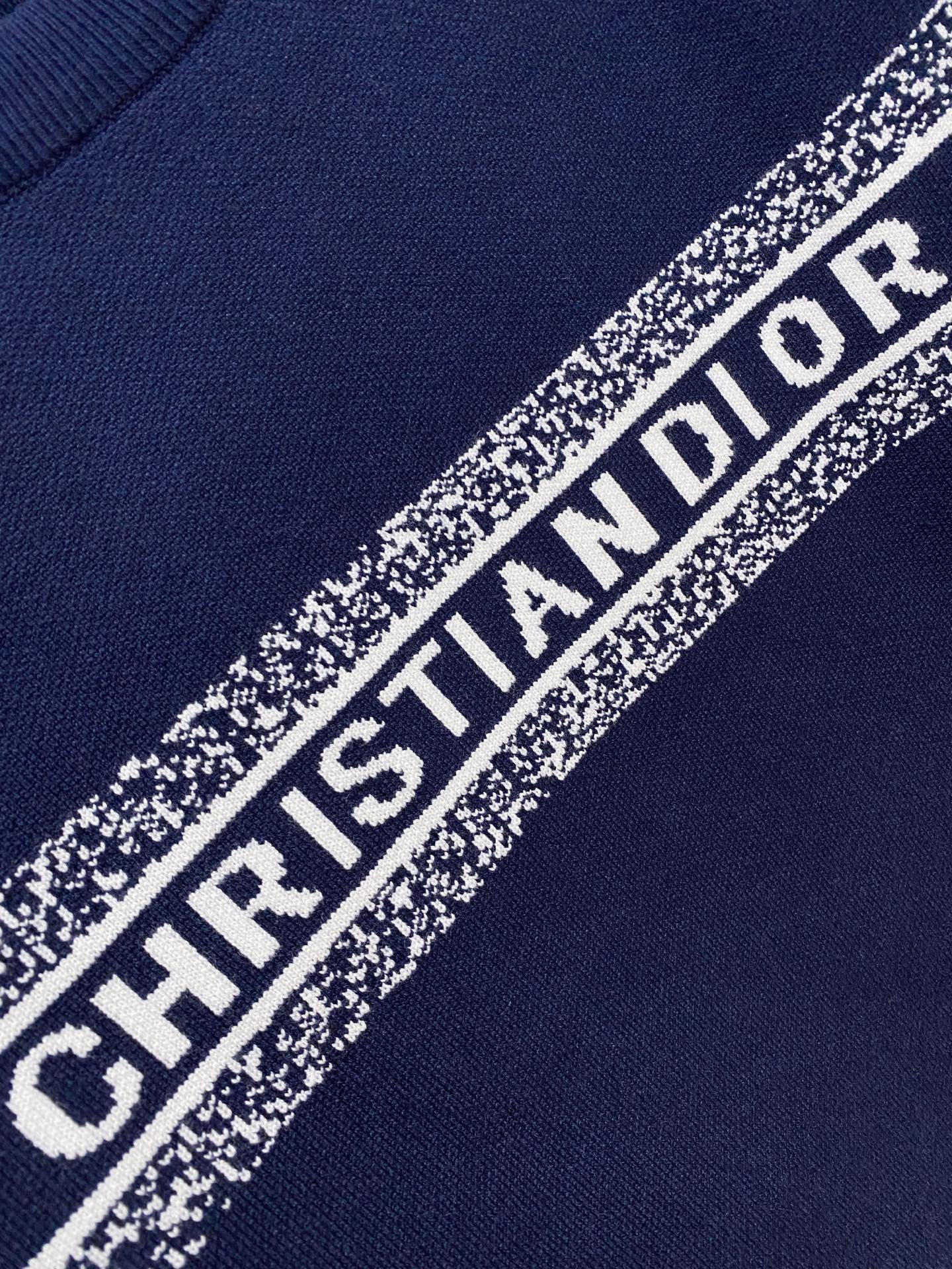 🌾 迪奥圆领毛衣，采用羊毛混纺纱线，保暖性佳，蓬松柔软，加倍呵护肌肤，给你轻如无物的穿着感体验。高品质天