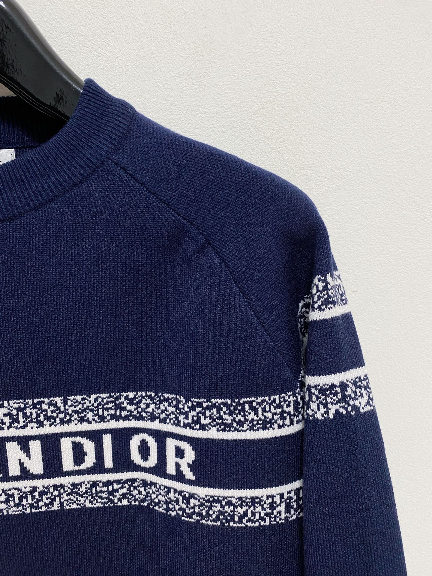 🌾 迪奥圆领毛衣，采用羊毛混纺纱线，保暖性佳，蓬松柔软，加倍呵护肌肤，给你轻如无物的穿着感体验。高品质天