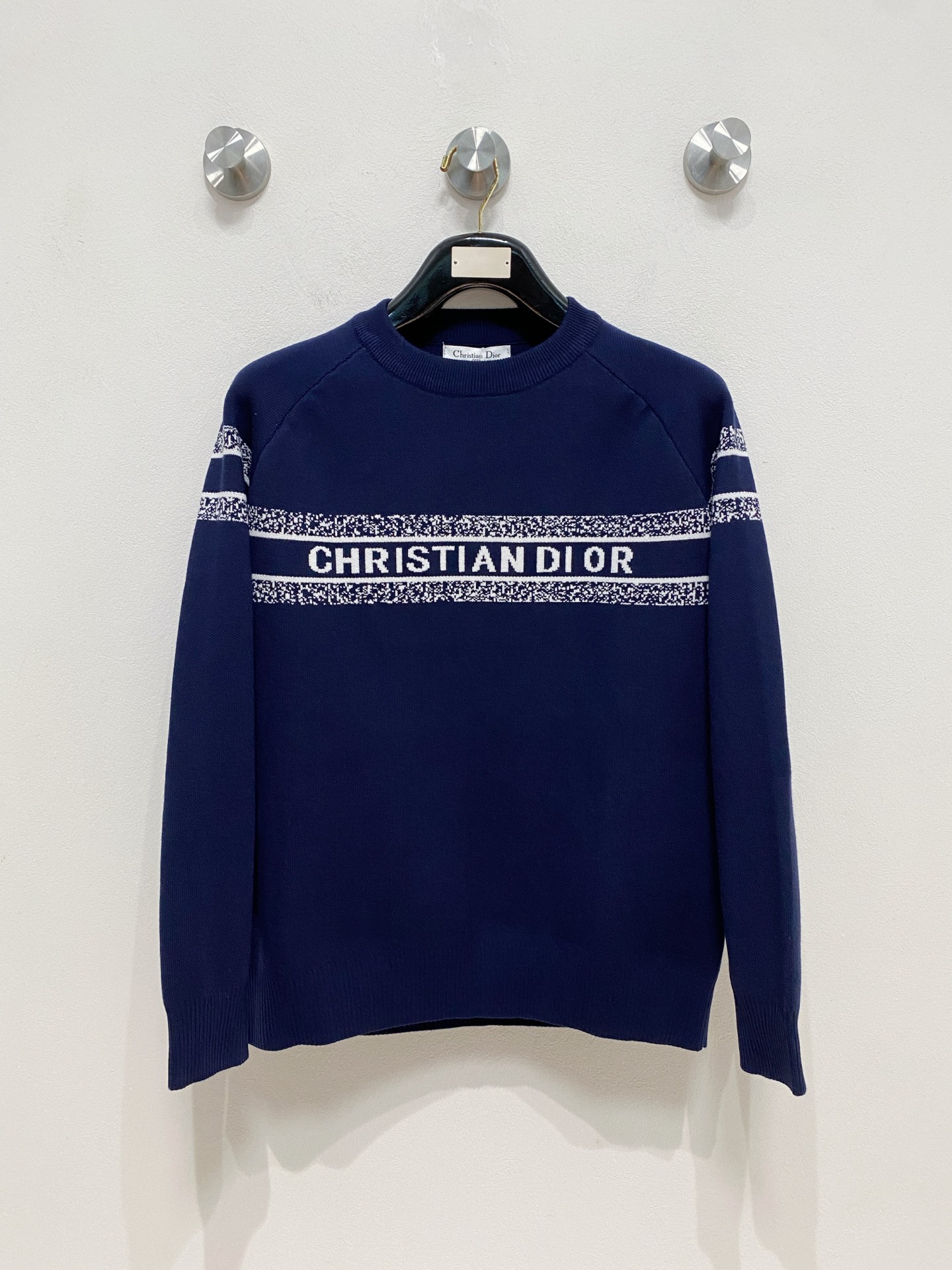 🌾 迪奥圆领毛衣，采用羊毛混纺纱线，保暖性佳，蓬松柔软，加倍呵护肌肤，给你轻如无物的穿着感体验。高品质天