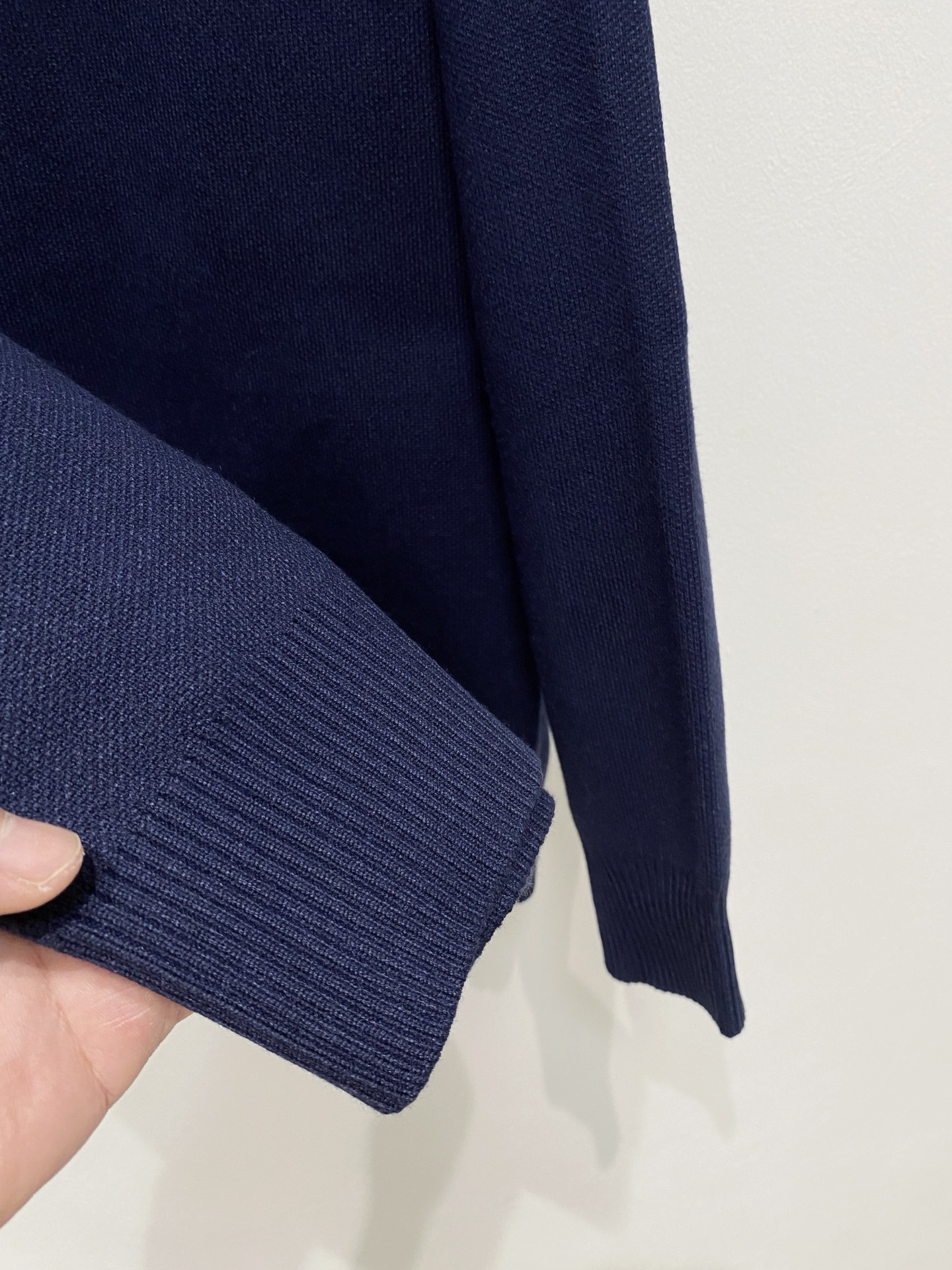 🌾 迪奥圆领毛衣，采用羊毛混纺纱线，保暖性佳，蓬松柔软，加倍呵护肌肤，给你轻如无物的穿着感体验。高品质天