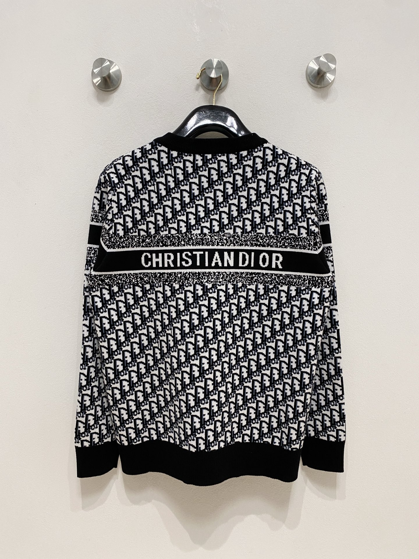 🌾 迪奥圆领毛衣，采用羊毛混纺纱线，保暖性佳，蓬松柔软，加倍呵护肌肤，给你轻如无物的穿着感体验。高品质天