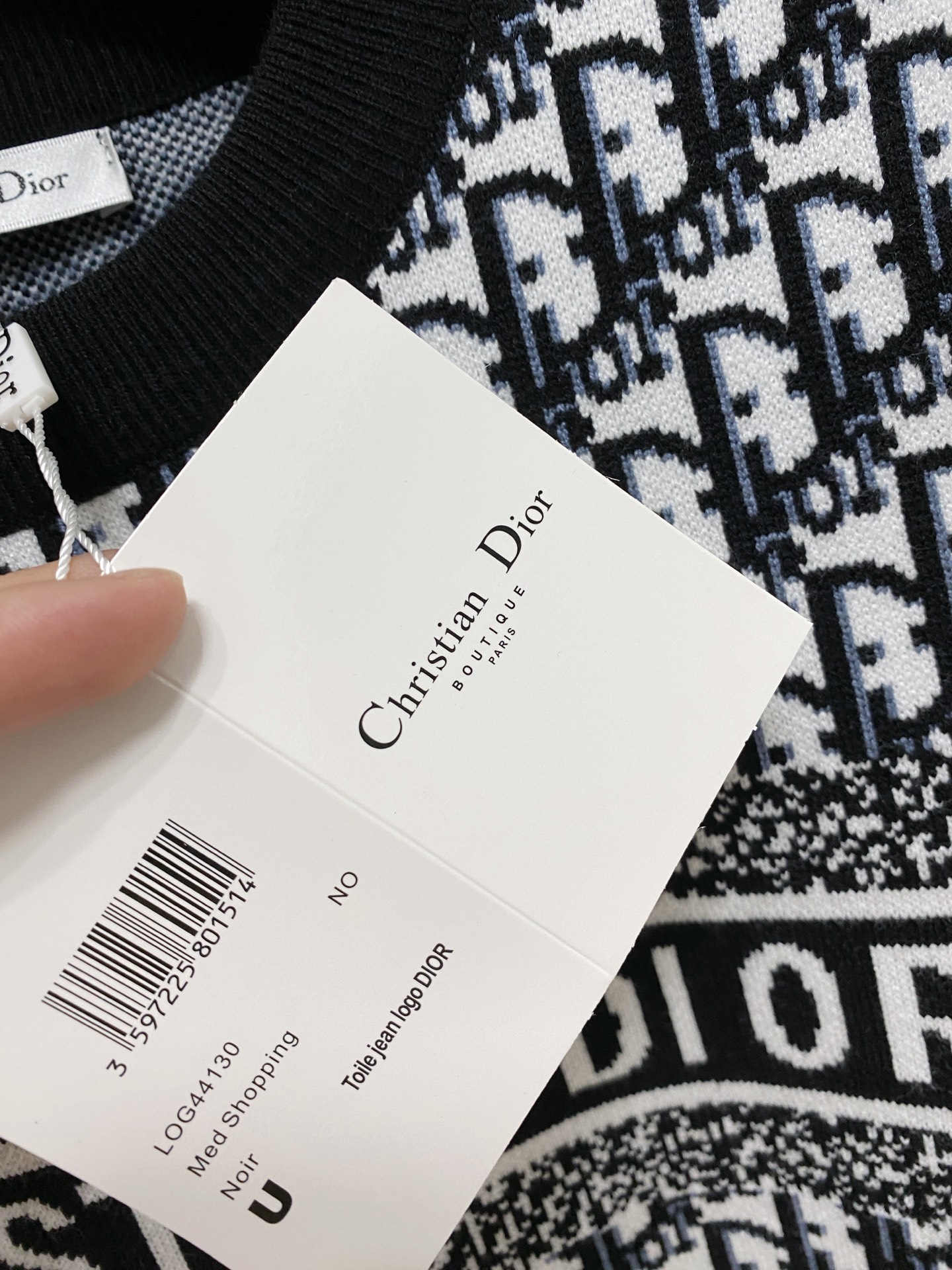 🌾 迪奥圆领毛衣，采用羊毛混纺纱线，保暖性佳，蓬松柔软，加倍呵护肌肤，给你轻如无物的穿着感体验。高品质天