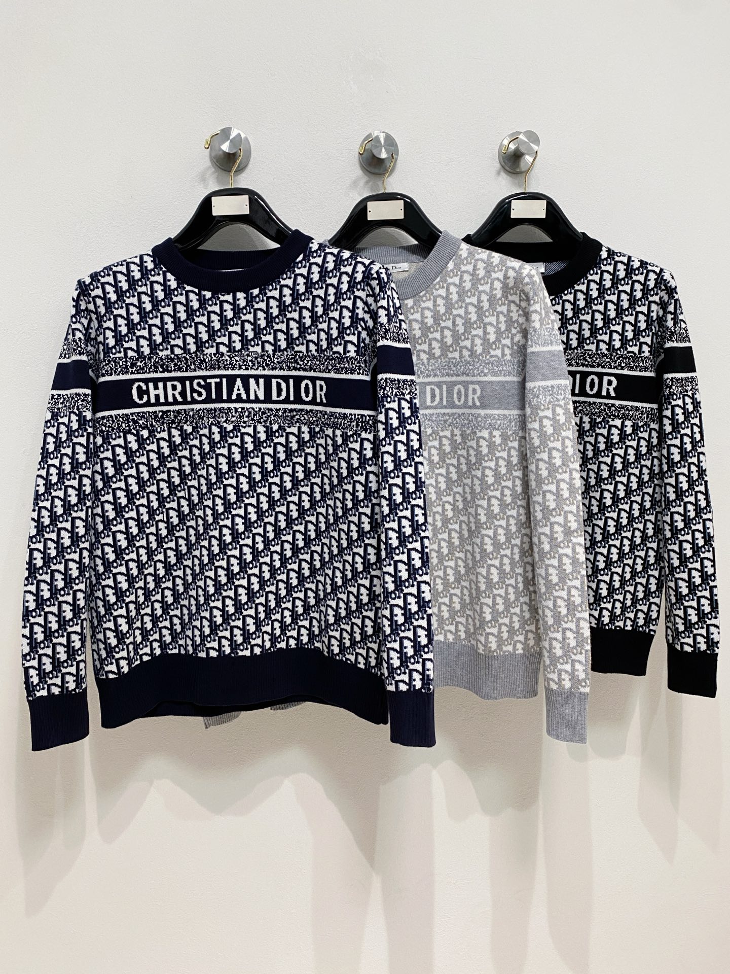 🌾 迪奥圆领毛衣，采用羊毛混纺纱线，保暖性佳，蓬松柔软，加倍呵护肌肤，给你轻如无物的穿着感体验。高品质天