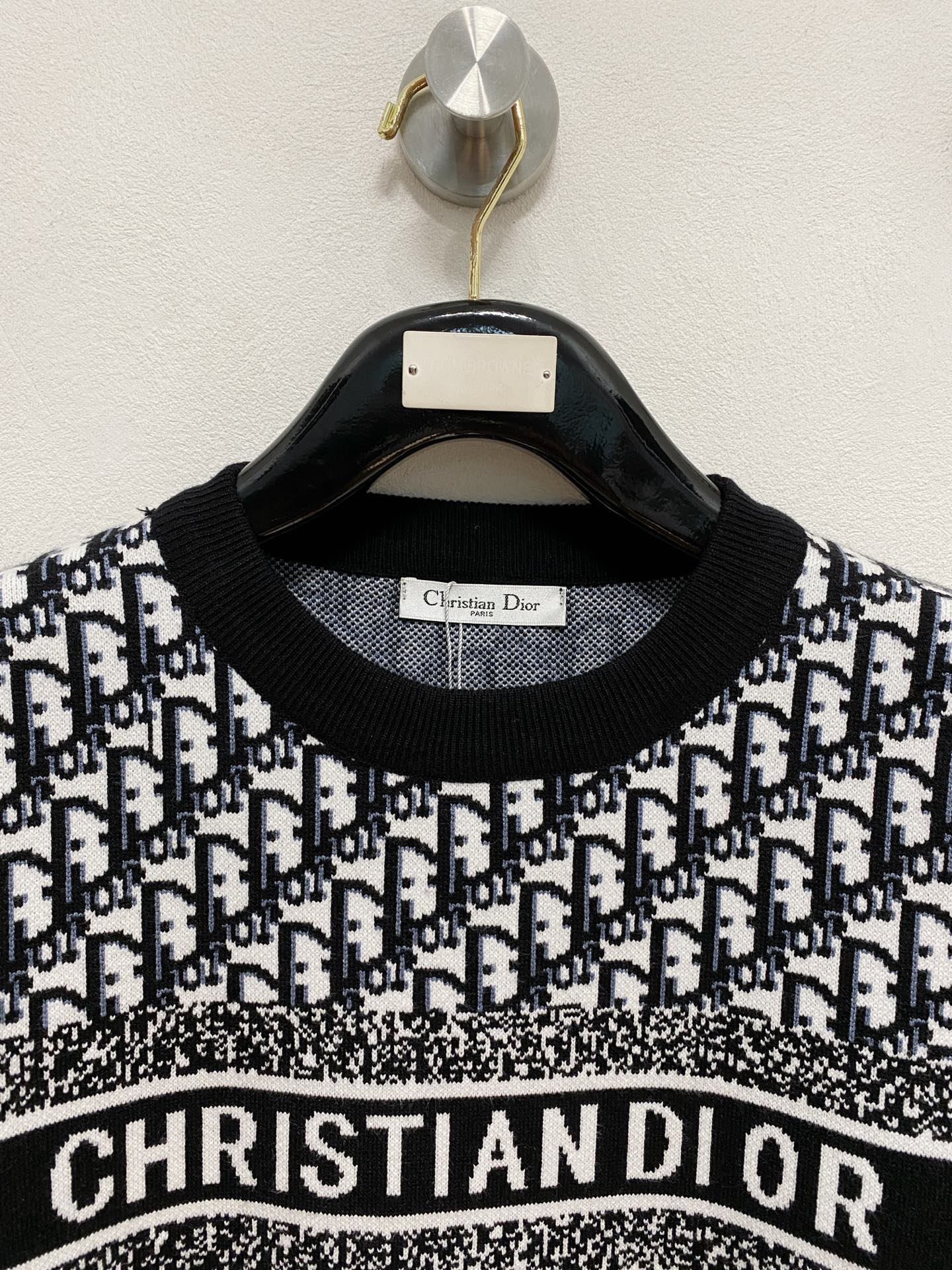 🌾 迪奥圆领毛衣，采用羊毛混纺纱线，保暖性佳，蓬松柔软，加倍呵护肌肤，给你轻如无物的穿着感体验。高品质天