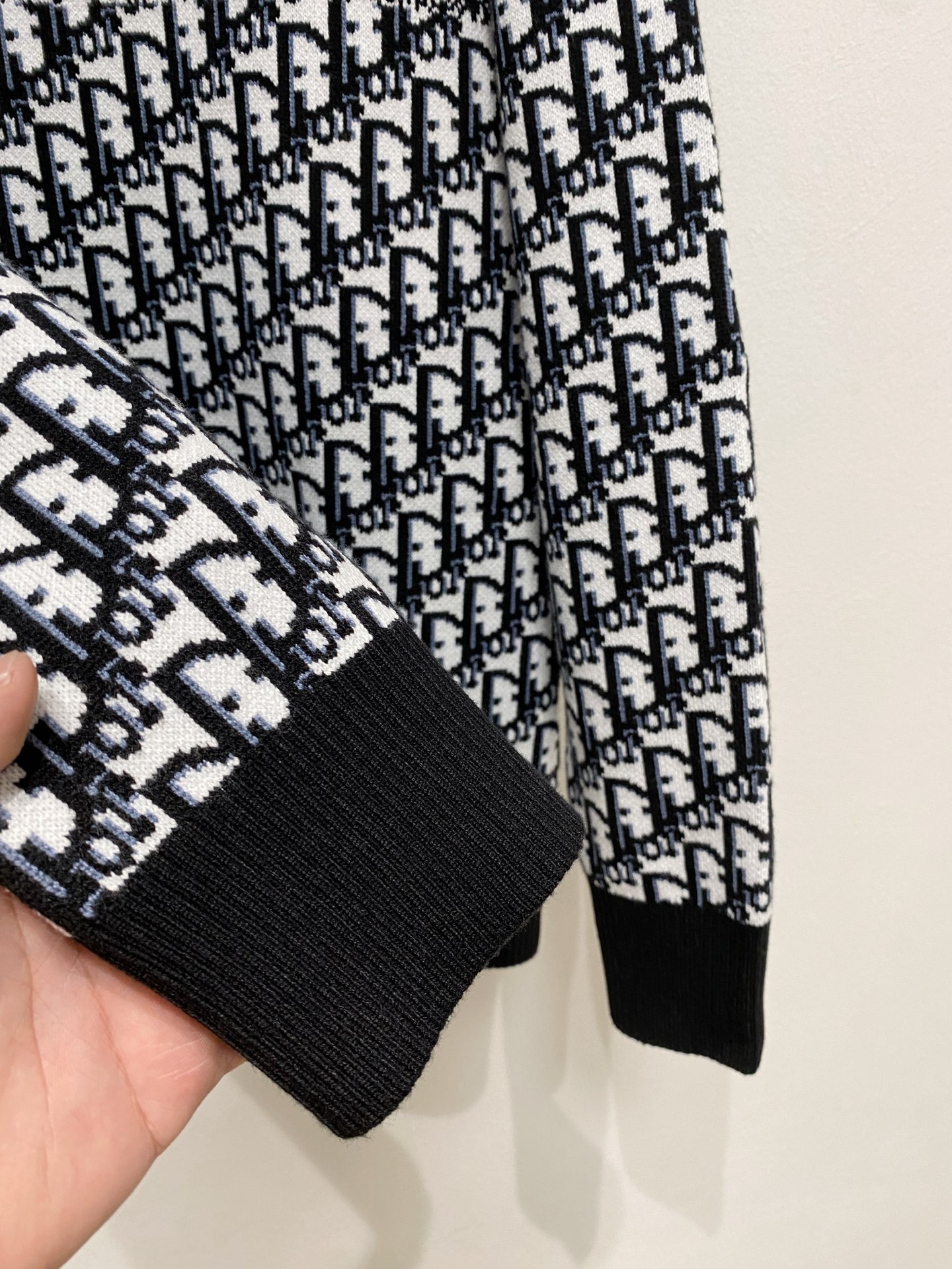 🌾 迪奥圆领毛衣，采用羊毛混纺纱线，保暖性佳，蓬松柔软，加倍呵护肌肤，给你轻如无物的穿着感体验。高品质天