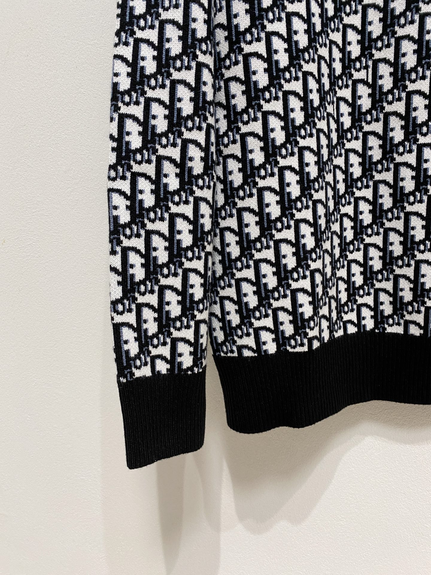 🌾 迪奥圆领毛衣，采用羊毛混纺纱线，保暖性佳，蓬松柔软，加倍呵护肌肤，给你轻如无物的穿着感体验。高品质天