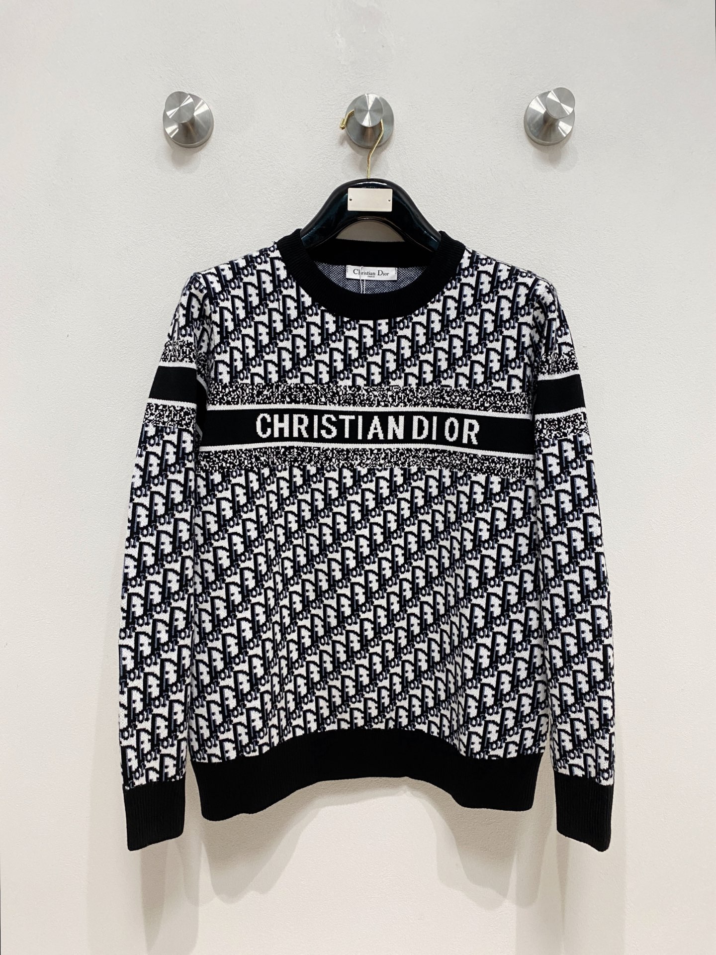 🌾 迪奥圆领毛衣，采用羊毛混纺纱线，保暖性佳，蓬松柔软，加倍呵护肌肤，给你轻如无物的穿着感体验。高品质天