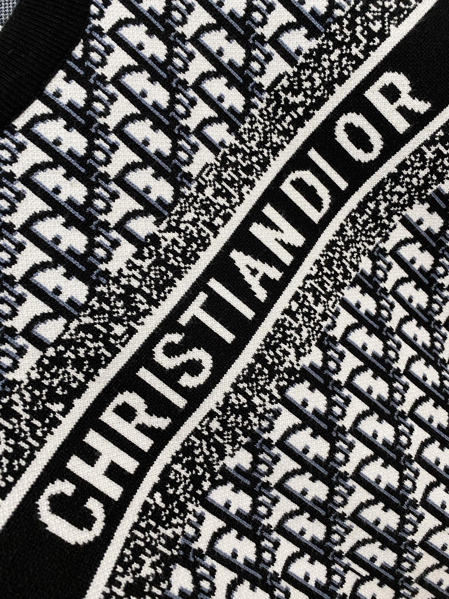 🌾 迪奥圆领毛衣，采用羊毛混纺纱线，保暖性佳，蓬松柔软，加倍呵护肌肤，给你轻如无物的穿着感体验。高品质天