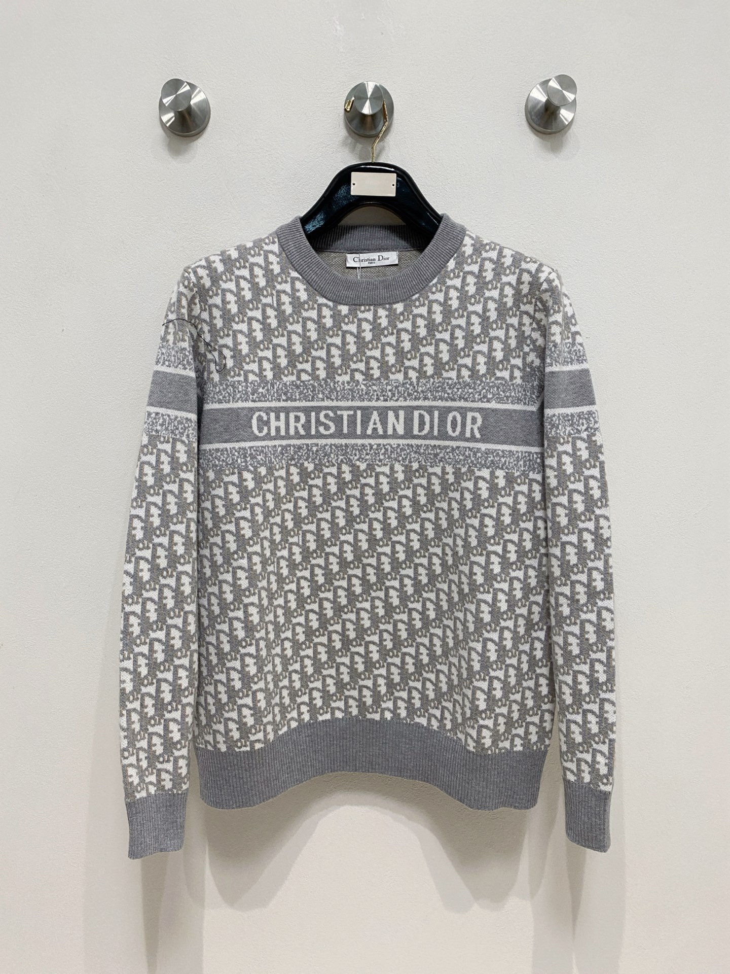 🌾 迪奥圆领毛衣，采用羊毛混纺纱线，保暖性佳，蓬松柔软，加倍呵护肌肤，给你轻如无物的穿着感体验。高品质天