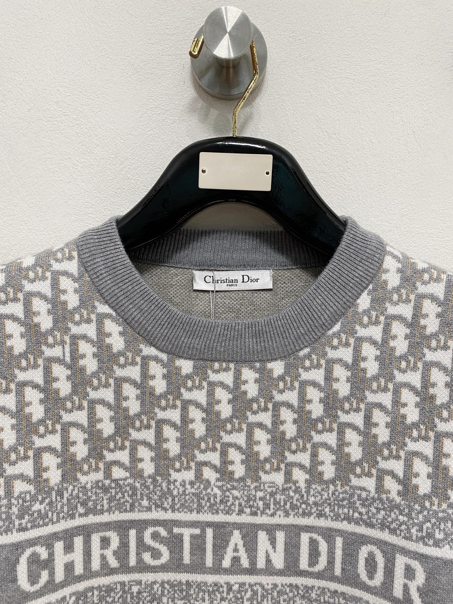 🌾 迪奥圆领毛衣，采用羊毛混纺纱线，保暖性佳，蓬松柔软，加倍呵护肌肤，给你轻如无物的穿着感体验。高品质天