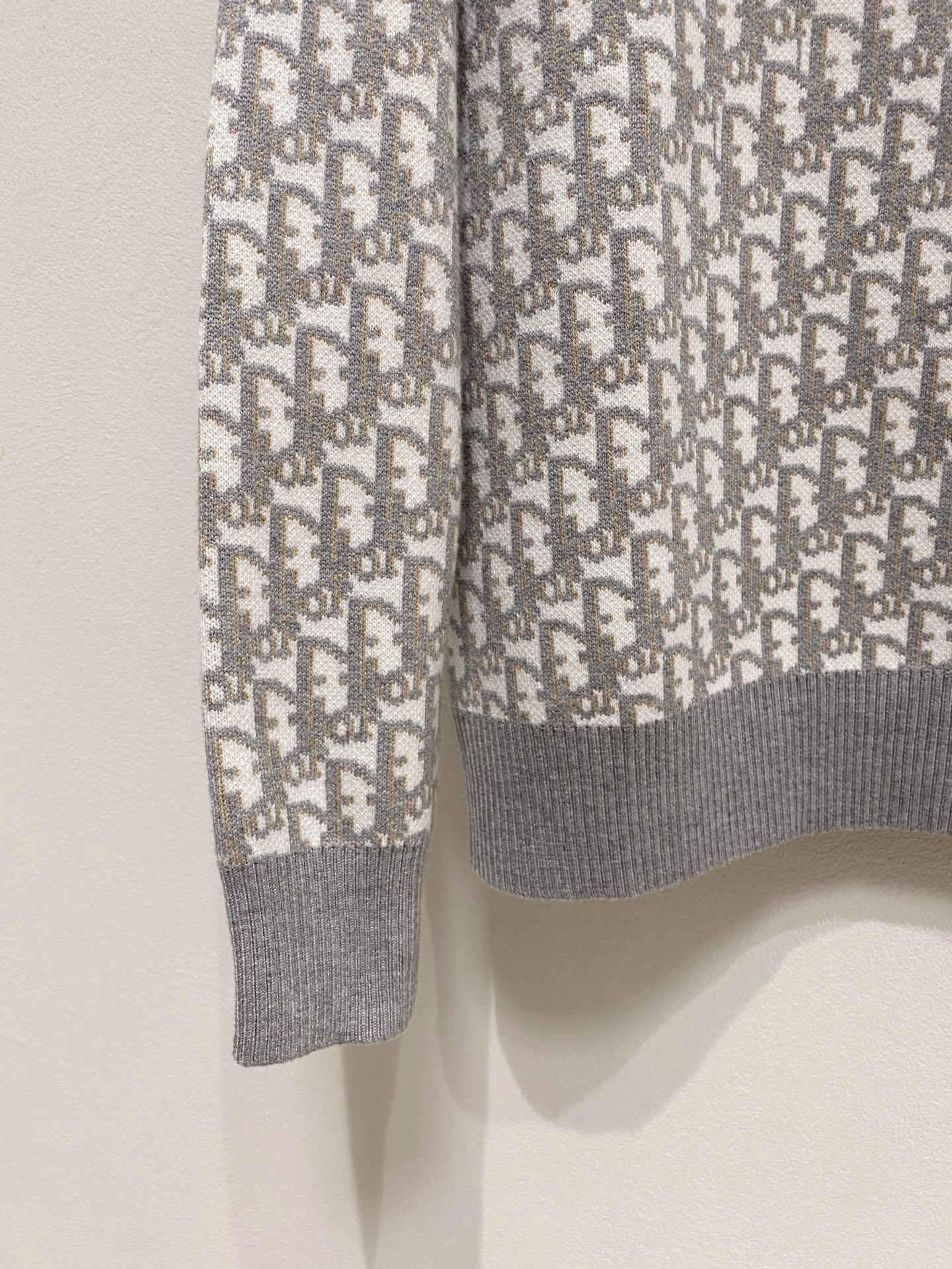 🌾 迪奥圆领毛衣，采用羊毛混纺纱线，保暖性佳，蓬松柔软，加倍呵护肌肤，给你轻如无物的穿着感体验。高品质天