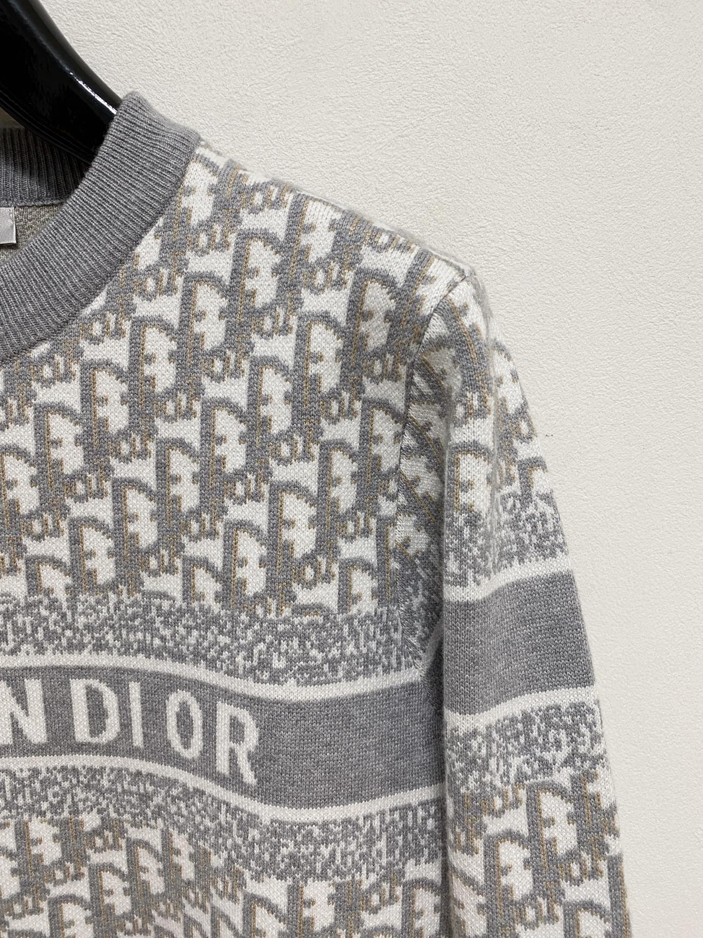 🌾 迪奥圆领毛衣，采用羊毛混纺纱线，保暖性佳，蓬松柔软，加倍呵护肌肤，给你轻如无物的穿着感体验。高品质天