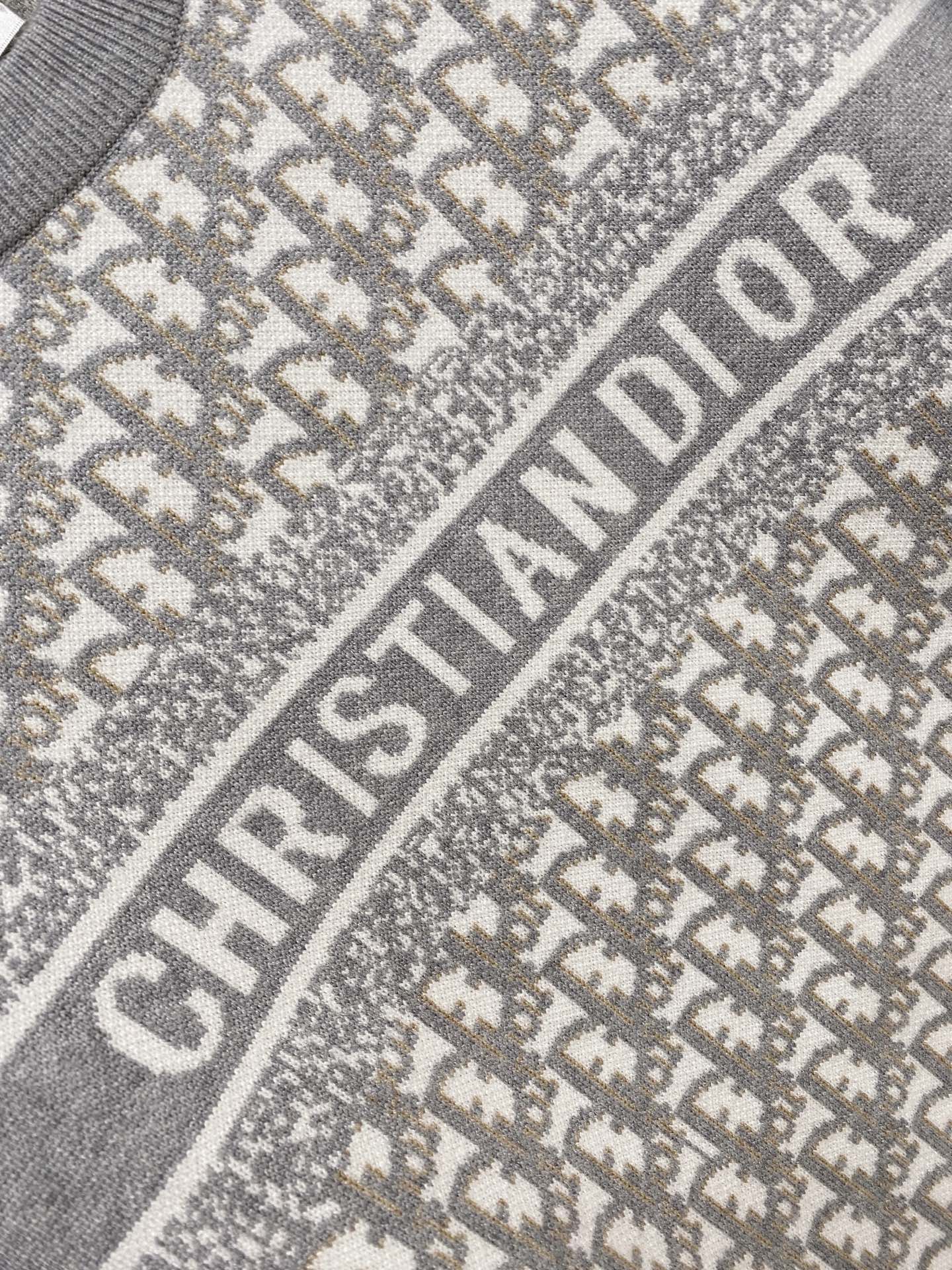 🌾 迪奥圆领毛衣，采用羊毛混纺纱线，保暖性佳，蓬松柔软，加倍呵护肌肤，给你轻如无物的穿着感体验。高品质天