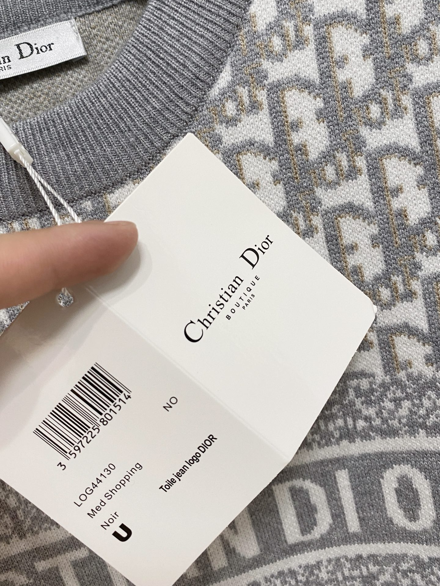 🌾 迪奥圆领毛衣，采用羊毛混纺纱线，保暖性佳，蓬松柔软，加倍呵护肌肤，给你轻如无物的穿着感体验。高品质天