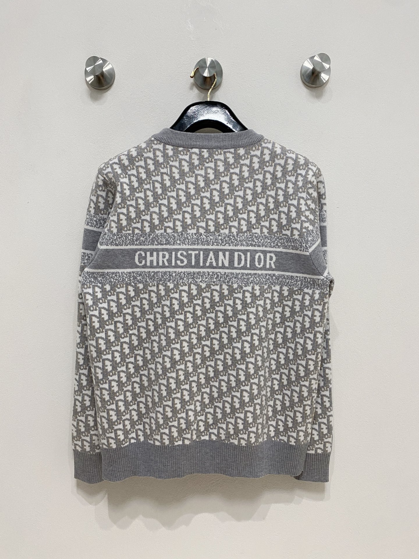 🌾 迪奥圆领毛衣，采用羊毛混纺纱线，保暖性佳，蓬松柔软，加倍呵护肌肤，给你轻如无物的穿着感体验。高品质天