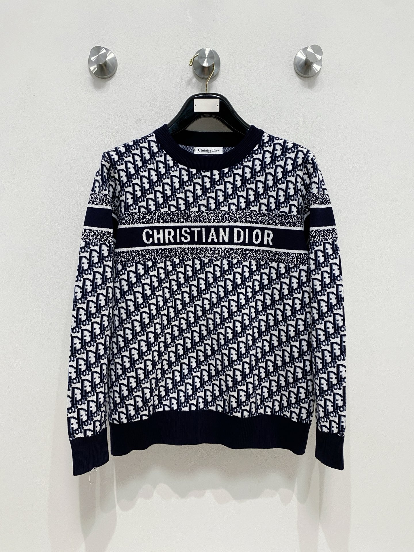 🌾 迪奥圆领毛衣，采用羊毛混纺纱线，保暖性佳，蓬松柔软，加倍呵护肌肤，给你轻如无物的穿着感体验。高品质天