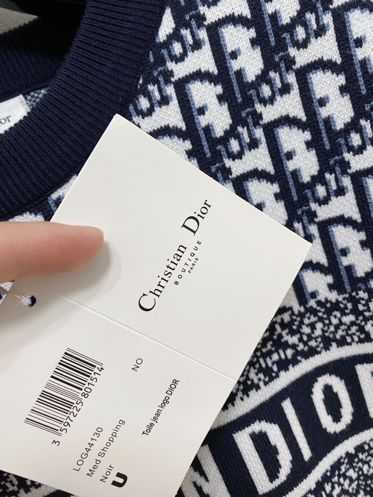 🌾 迪奥圆领毛衣，采用羊毛混纺纱线，保暖性佳，蓬松柔软，加倍呵护肌肤，给你轻如无物的穿着感体验。高品质天