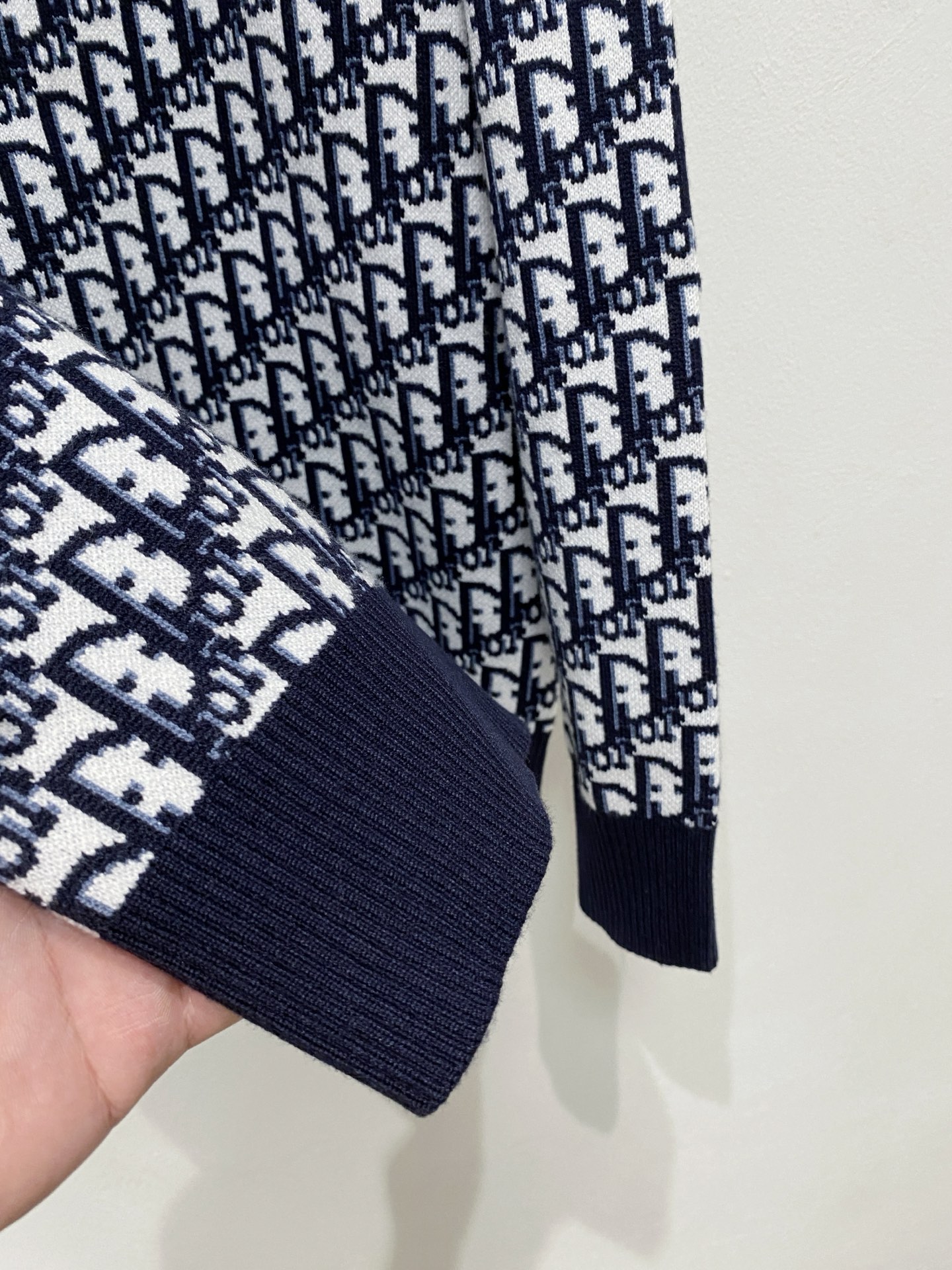 🌾 迪奥圆领毛衣，采用羊毛混纺纱线，保暖性佳，蓬松柔软，加倍呵护肌肤，给你轻如无物的穿着感体验。高品质天