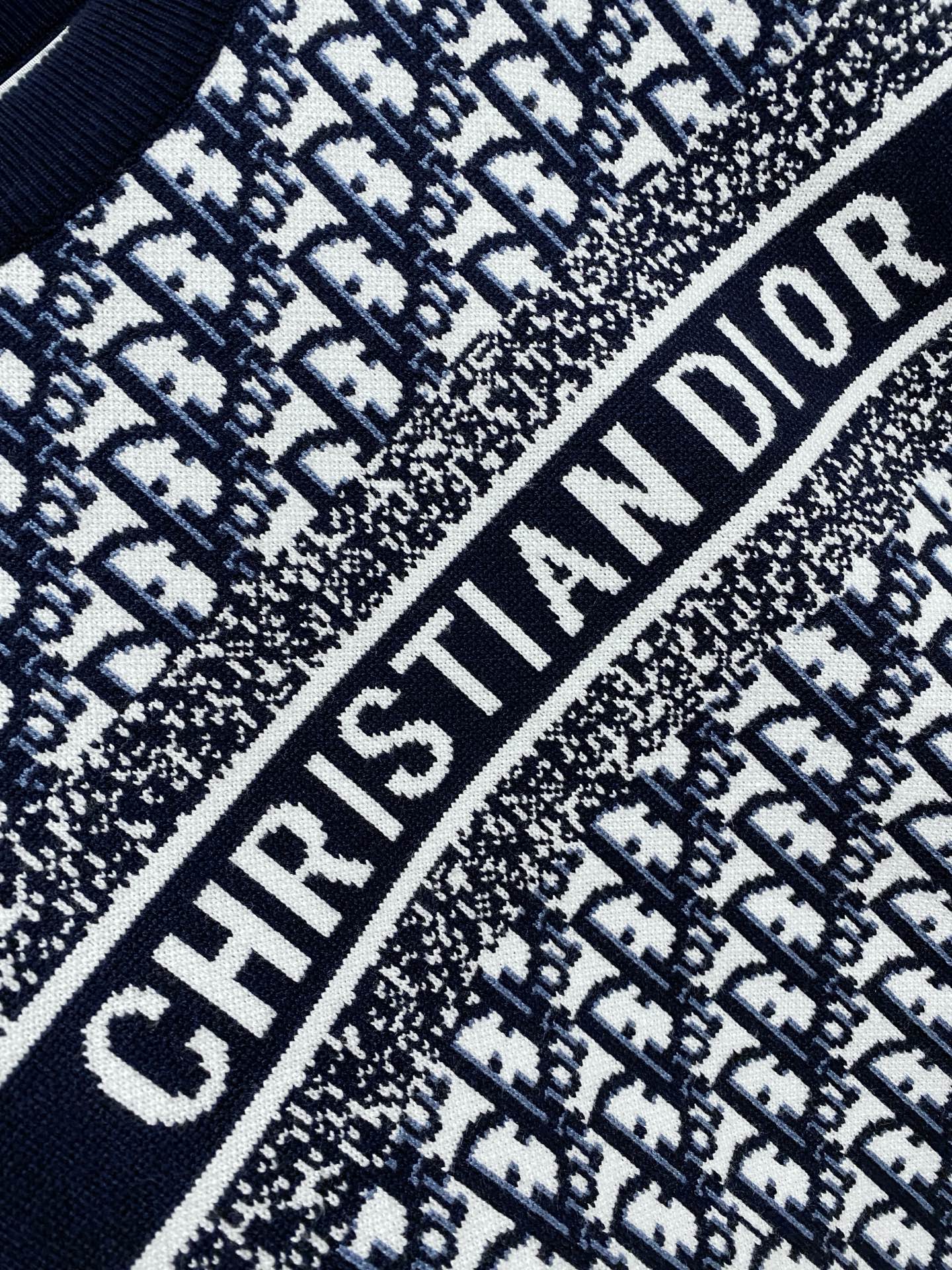 🌾 迪奥圆领毛衣，采用羊毛混纺纱线，保暖性佳，蓬松柔软，加倍呵护肌肤，给你轻如无物的穿着感体验。高品质天