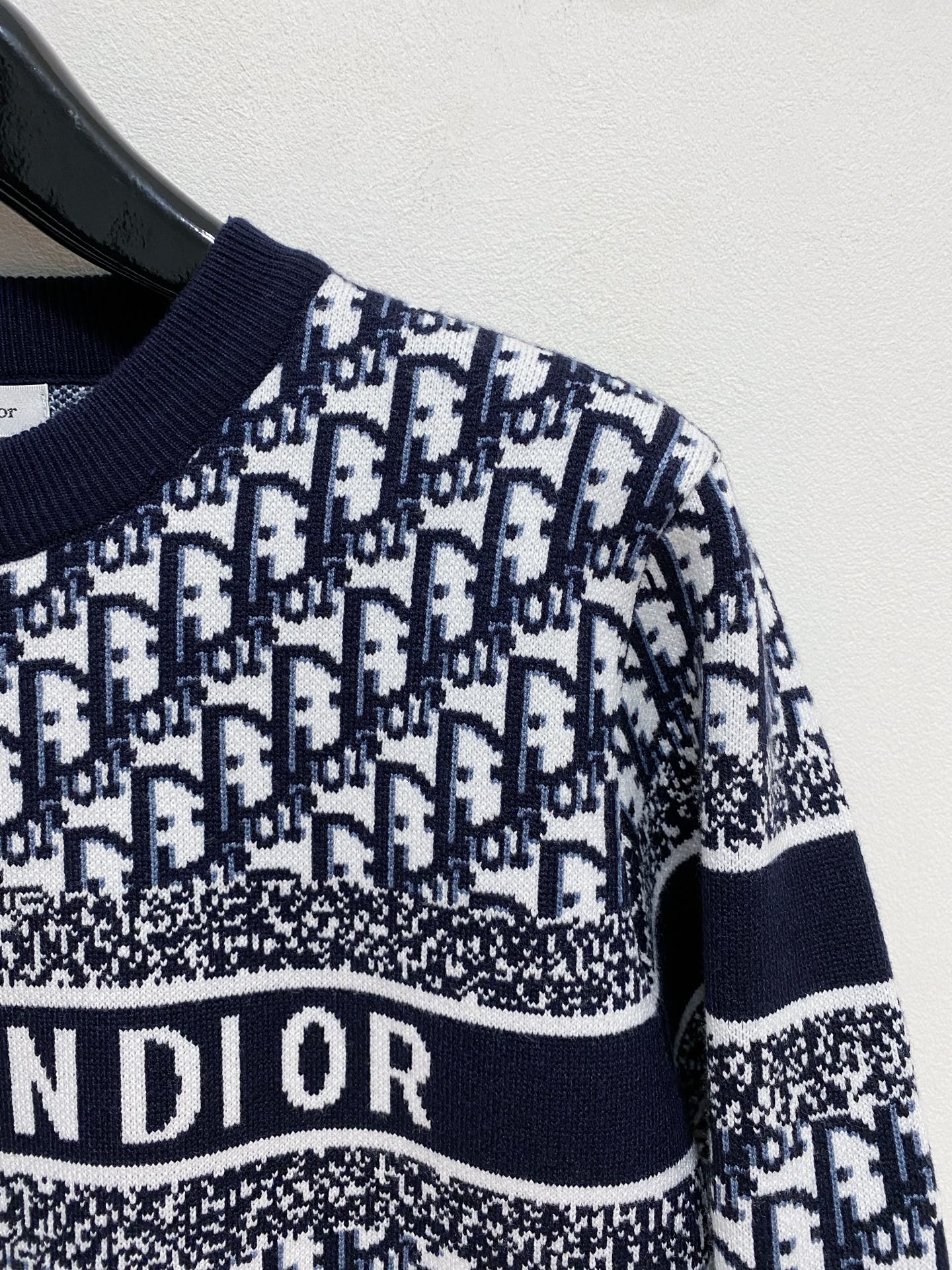 🌾 迪奥圆领毛衣，采用羊毛混纺纱线，保暖性佳，蓬松柔软，加倍呵护肌肤，给你轻如无物的穿着感体验。高品质天