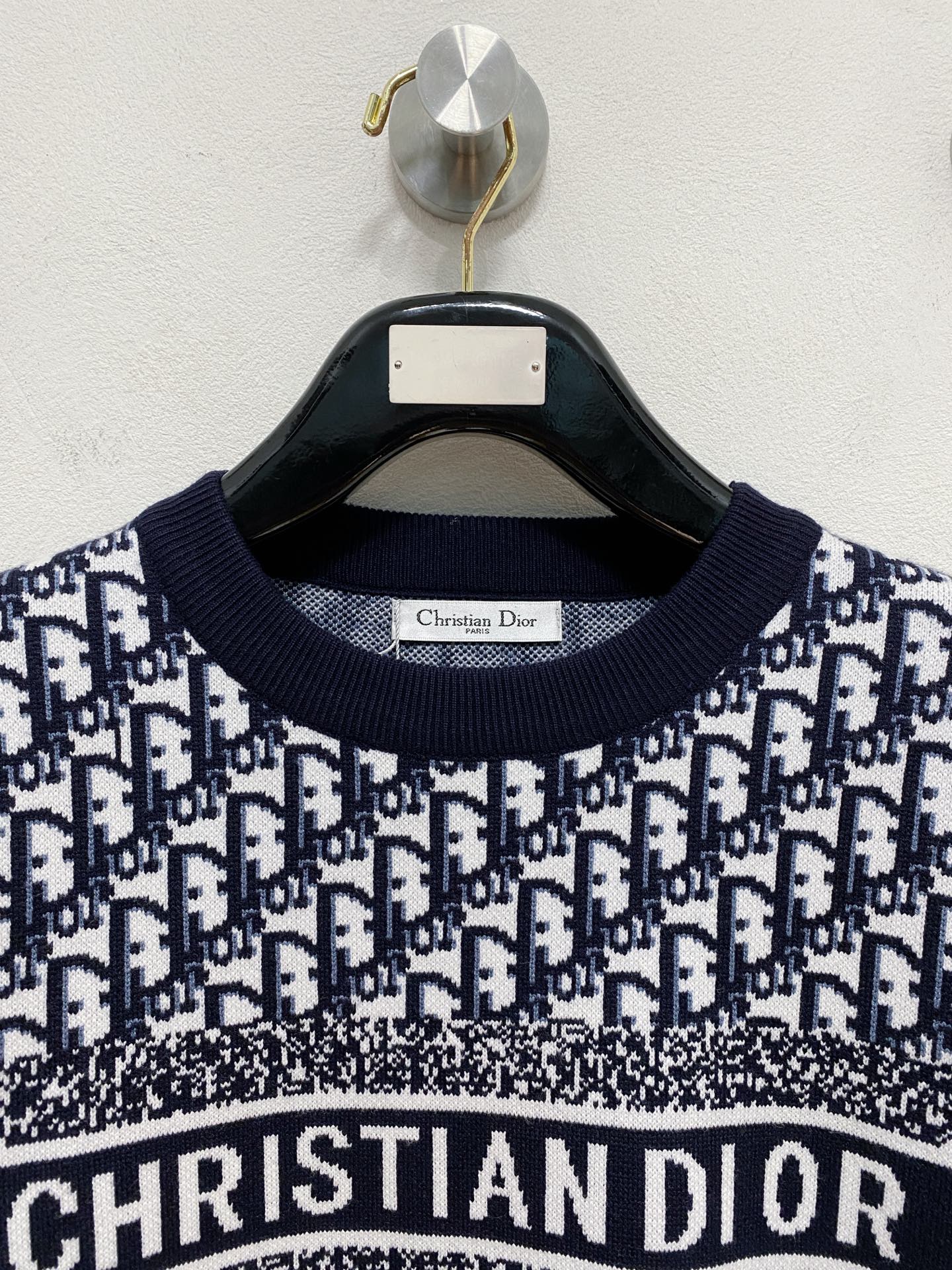 🌾 迪奥圆领毛衣，采用羊毛混纺纱线，保暖性佳，蓬松柔软，加倍呵护肌肤，给你轻如无物的穿着感体验。高品质天