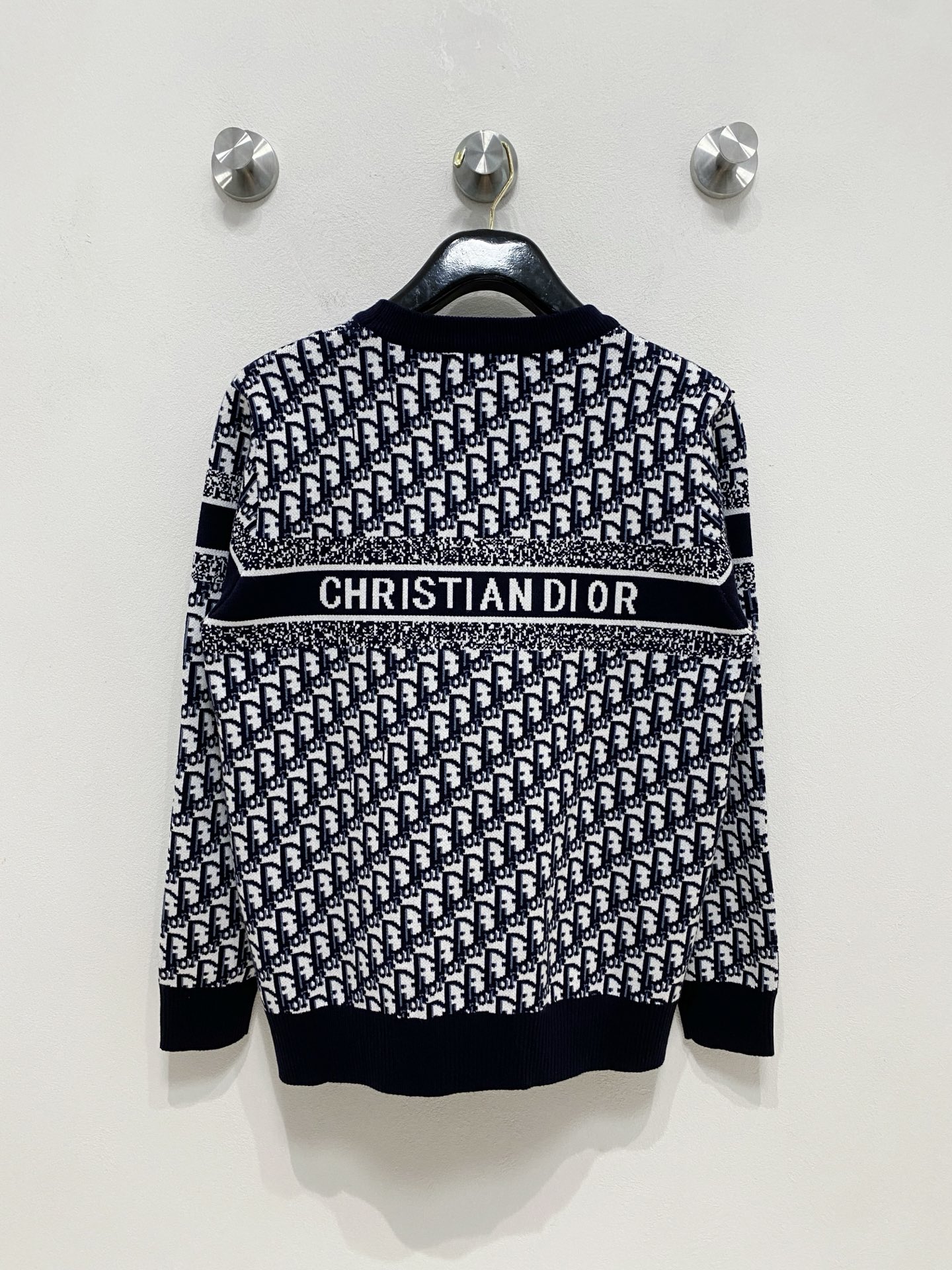 🌾 迪奥圆领毛衣，采用羊毛混纺纱线，保暖性佳，蓬松柔软，加倍呵护肌肤，给你轻如无物的穿着感体验。高品质天