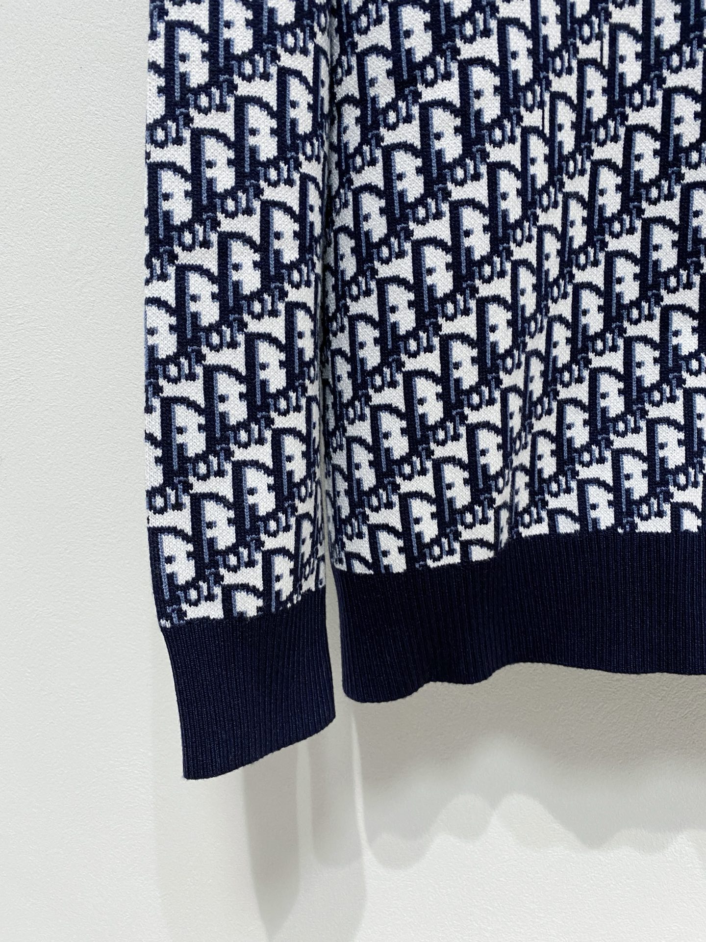 🌾 迪奥圆领毛衣，采用羊毛混纺纱线，保暖性佳，蓬松柔软，加倍呵护肌肤，给你轻如无物的穿着感体验。高品质天