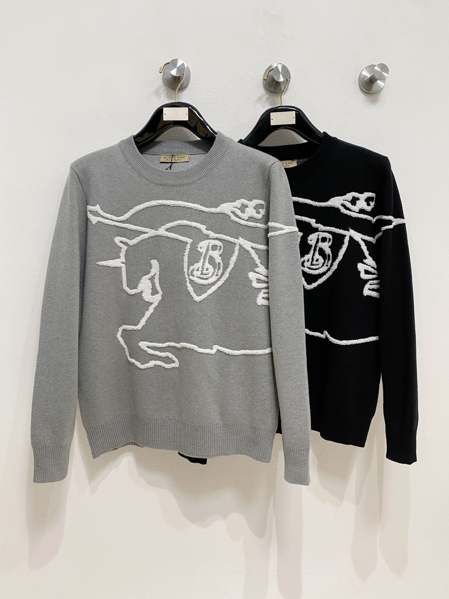 🌾 巴宝莉圆领毛衣，采用羊毛混纺纱线，保暖性佳，蓬松柔软，加倍呵护肌肤，给你轻如无物的穿着感体验。高品质