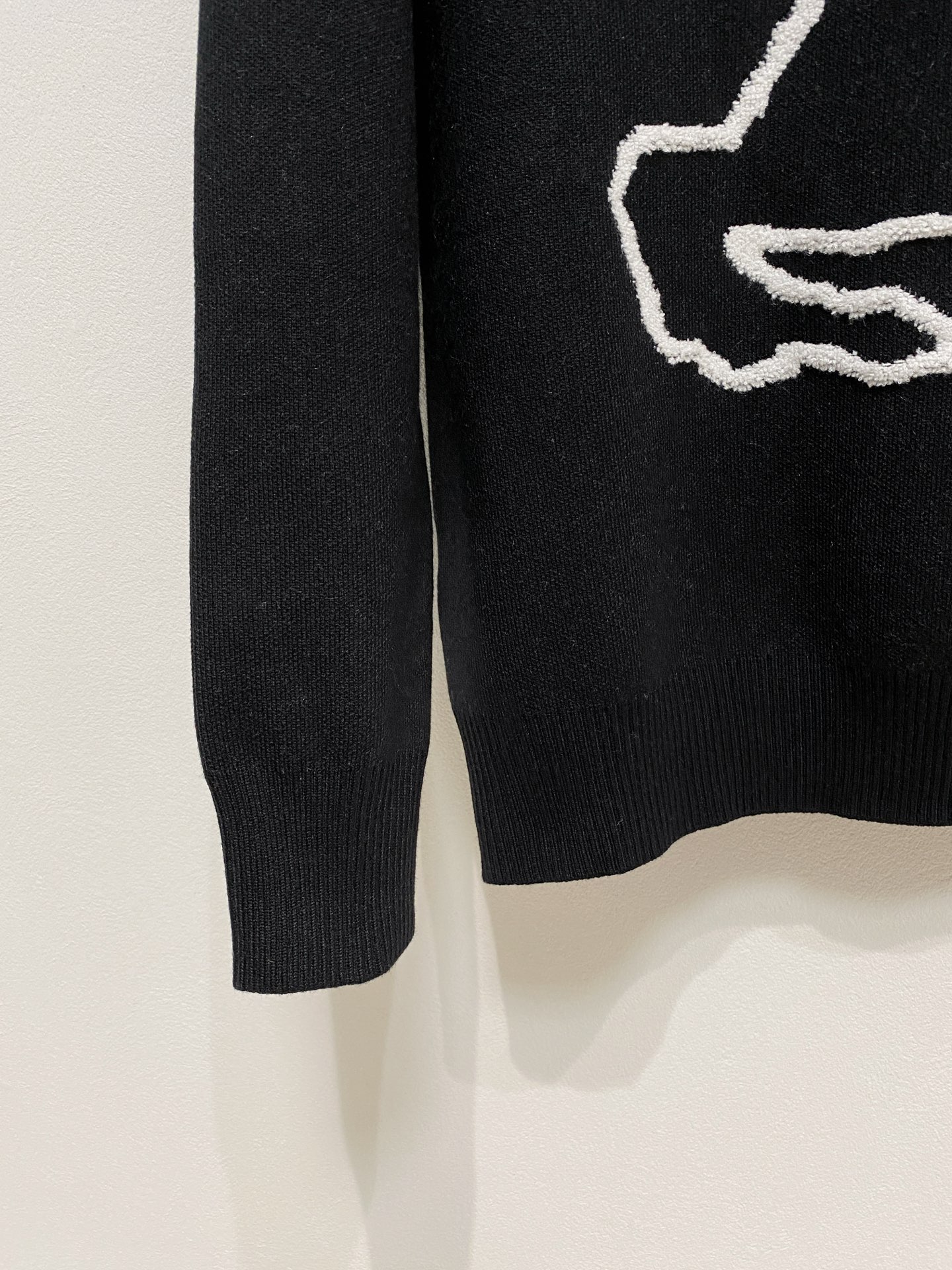 🌾 巴宝莉圆领毛衣，采用羊毛混纺纱线，保暖性佳，蓬松柔软，加倍呵护肌肤，给你轻如无物的穿着感体验。高品质