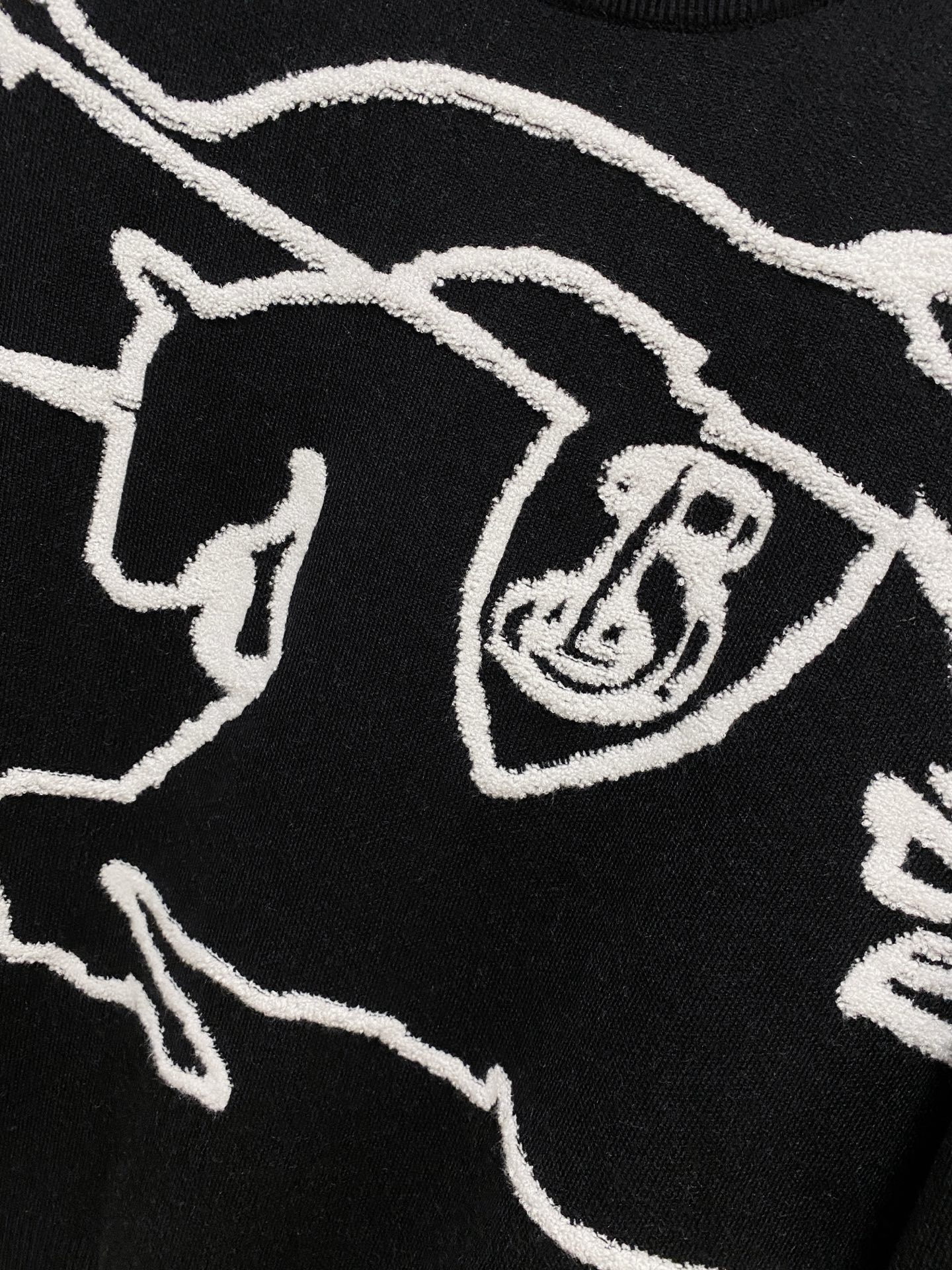 🌾 巴宝莉圆领毛衣，采用羊毛混纺纱线，保暖性佳，蓬松柔软，加倍呵护肌肤，给你轻如无物的穿着感体验。高品质