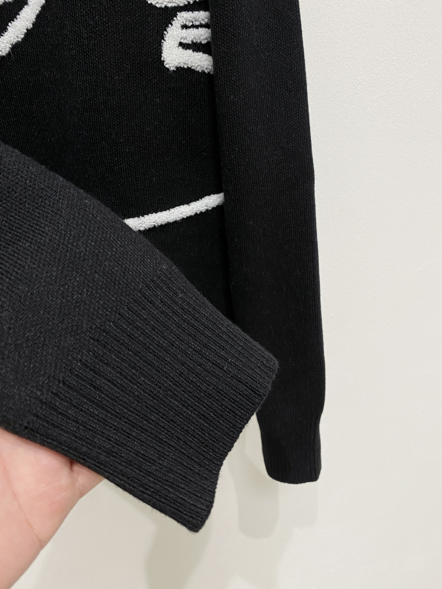 🌾 巴宝莉圆领毛衣，采用羊毛混纺纱线，保暖性佳，蓬松柔软，加倍呵护肌肤，给你轻如无物的穿着感体验。高品质