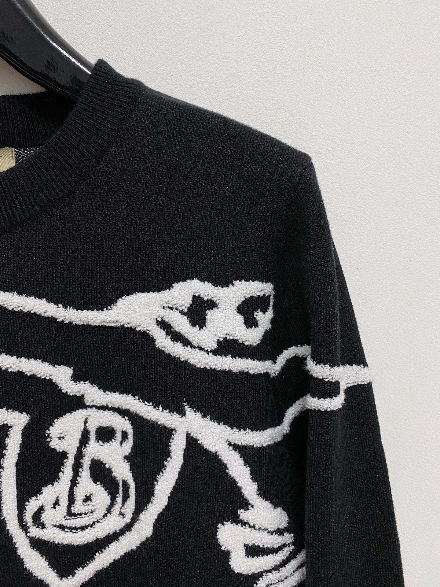 🌾 巴宝莉圆领毛衣，采用羊毛混纺纱线，保暖性佳，蓬松柔软，加倍呵护肌肤，给你轻如无物的穿着感体验。高品质