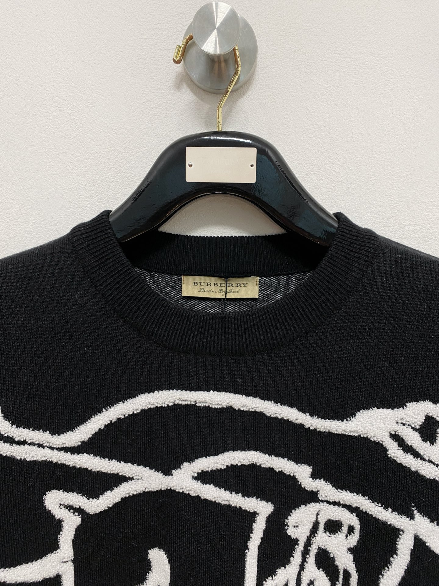 🌾 巴宝莉圆领毛衣，采用羊毛混纺纱线，保暖性佳，蓬松柔软，加倍呵护肌肤，给你轻如无物的穿着感体验。高品质