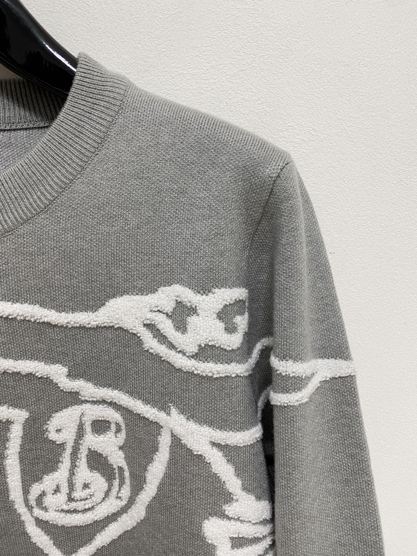 🌾 巴宝莉圆领毛衣，采用羊毛混纺纱线，保暖性佳，蓬松柔软，加倍呵护肌肤，给你轻如无物的穿着感体验。高品质