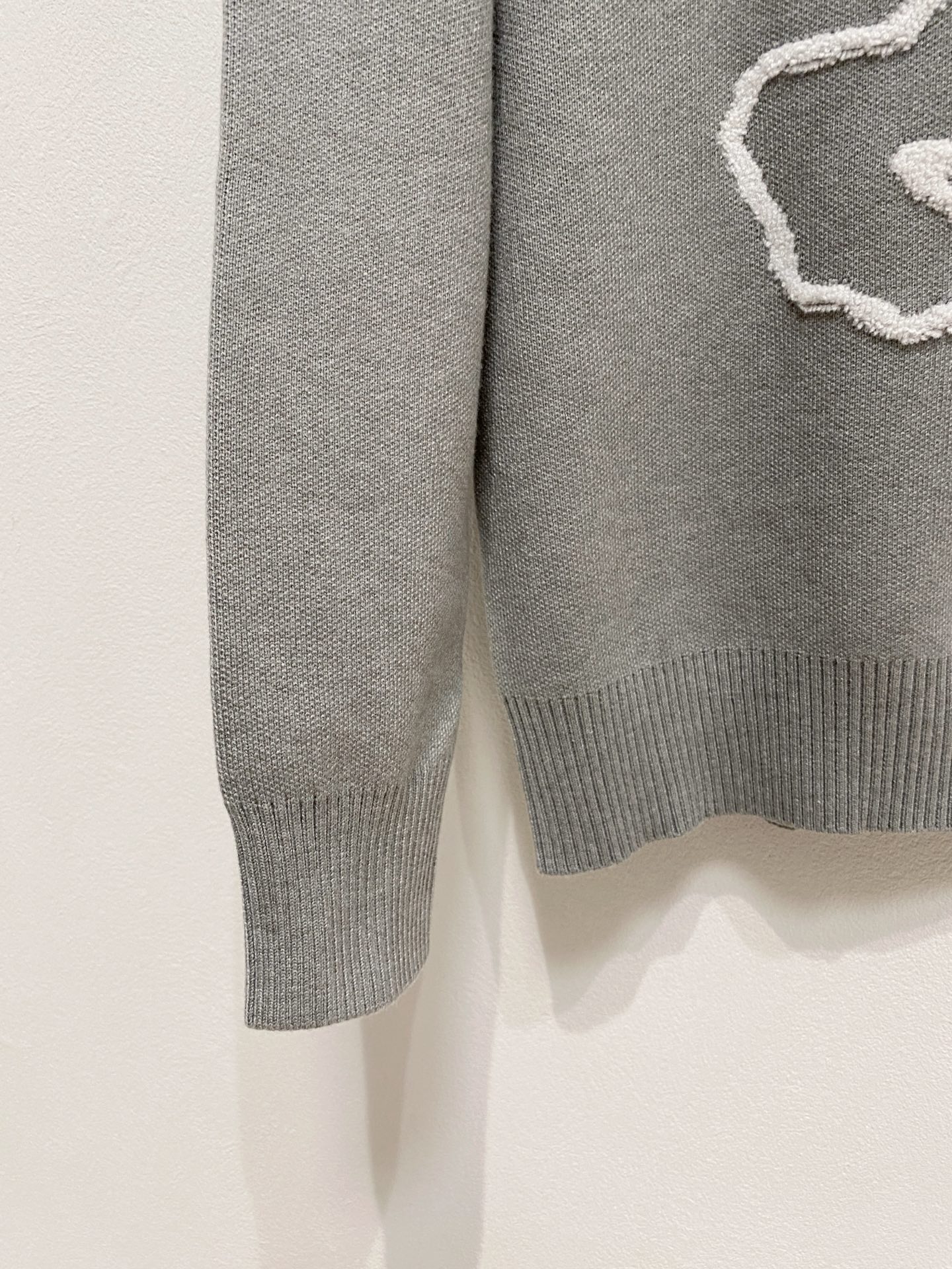 🌾 巴宝莉圆领毛衣，采用羊毛混纺纱线，保暖性佳，蓬松柔软，加倍呵护肌肤，给你轻如无物的穿着感体验。高品质