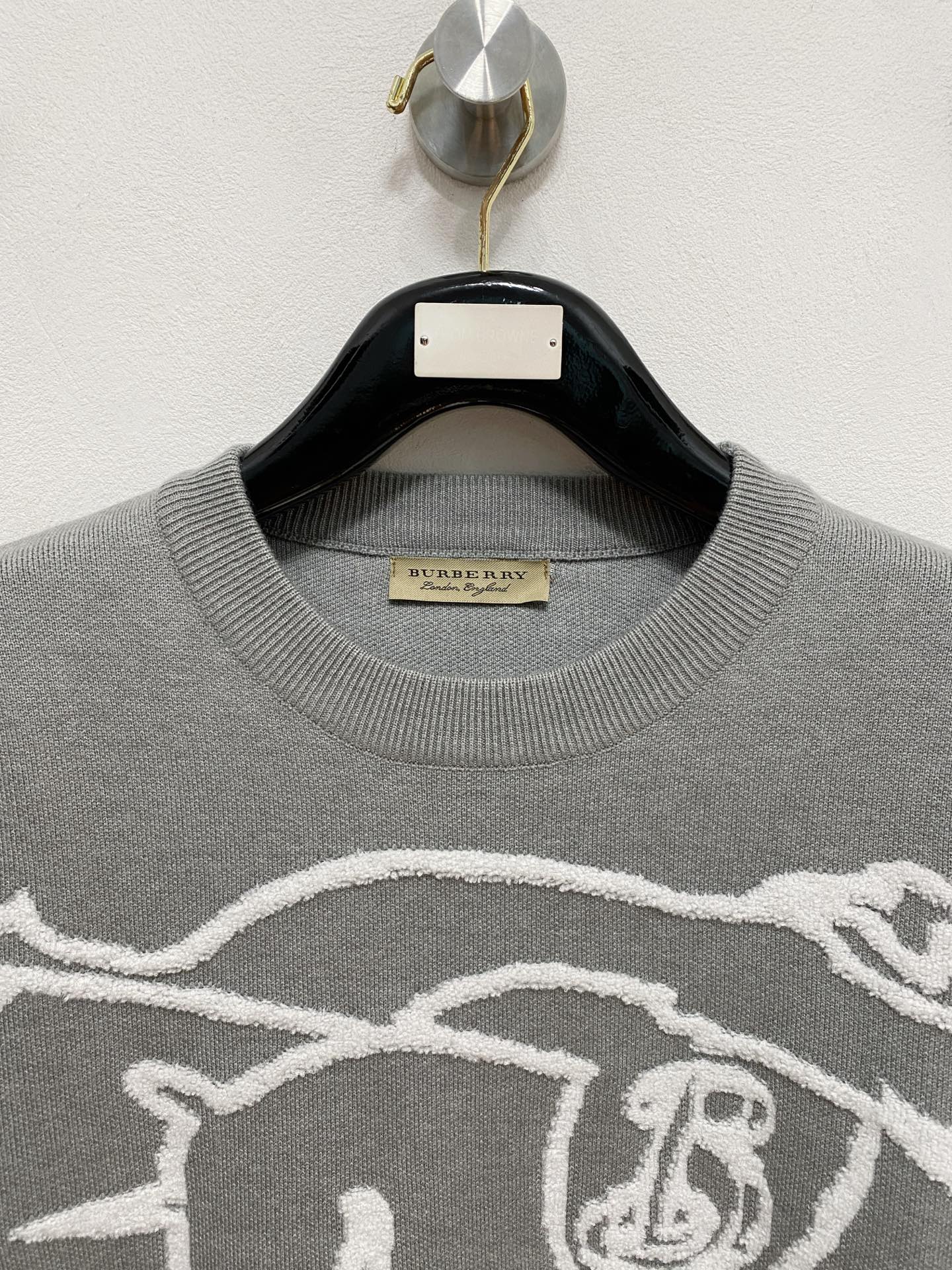 🌾 巴宝莉圆领毛衣，采用羊毛混纺纱线，保暖性佳，蓬松柔软，加倍呵护肌肤，给你轻如无物的穿着感体验。高品质