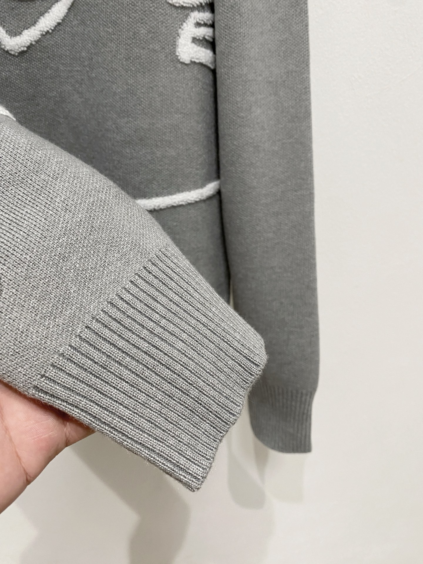 🌾 巴宝莉圆领毛衣，采用羊毛混纺纱线，保暖性佳，蓬松柔软，加倍呵护肌肤，给你轻如无物的穿着感体验。高品质