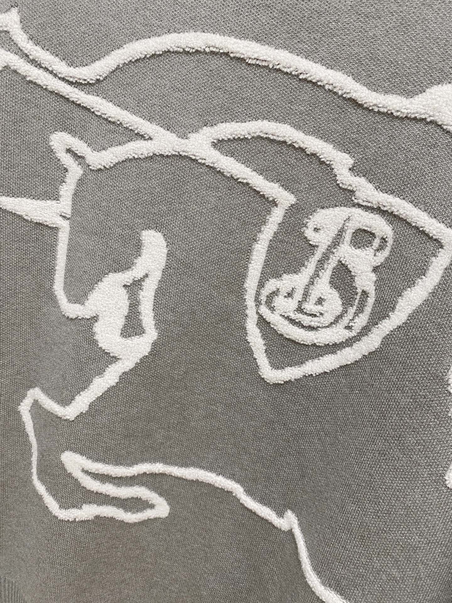 🌾 巴宝莉圆领毛衣，采用羊毛混纺纱线，保暖性佳，蓬松柔软，加倍呵护肌肤，给你轻如无物的穿着感体验。高品质