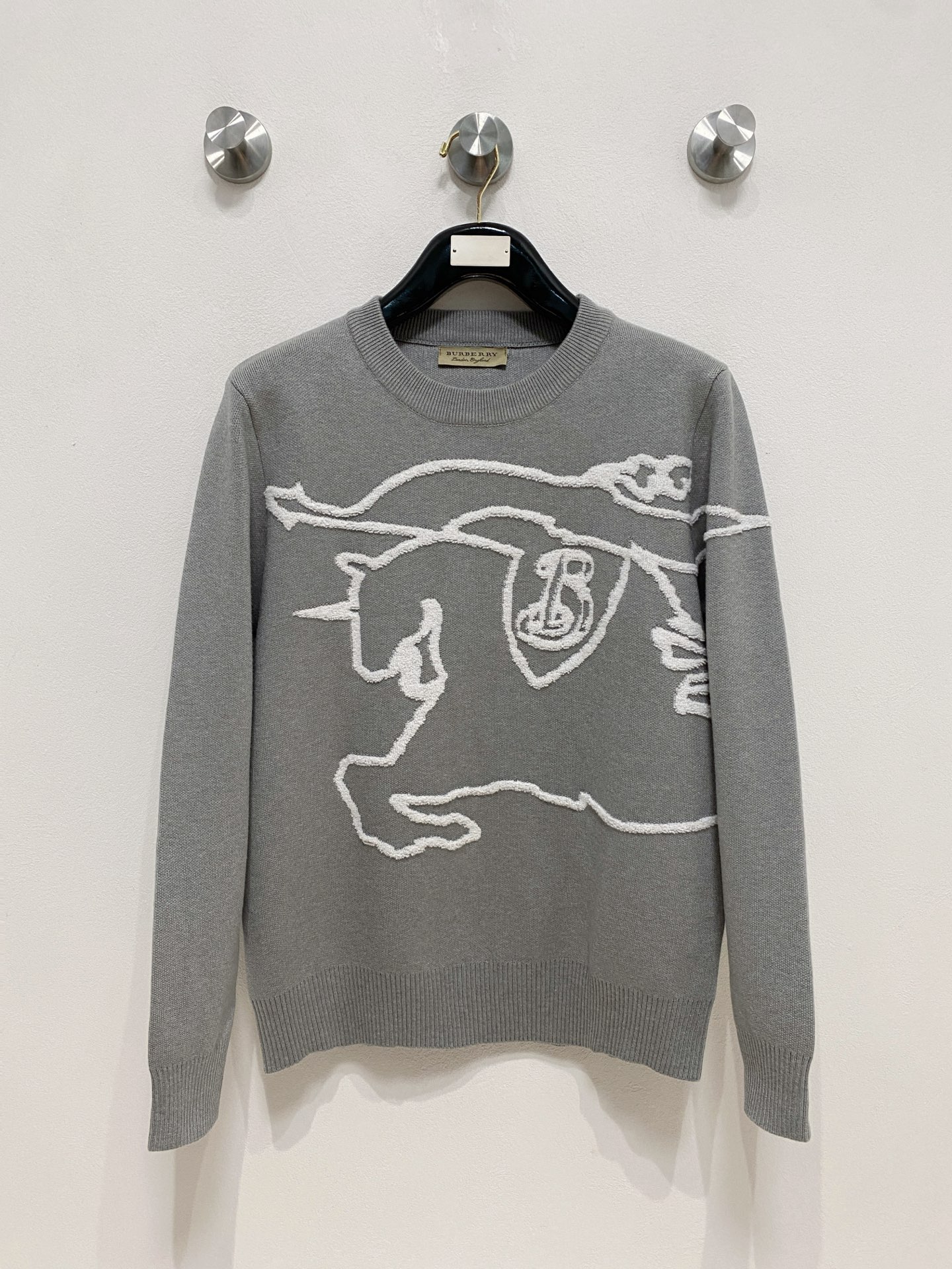 🌾 巴宝莉圆领毛衣，采用羊毛混纺纱线，保暖性佳，蓬松柔软，加倍呵护肌肤，给你轻如无物的穿着感体验。高品质