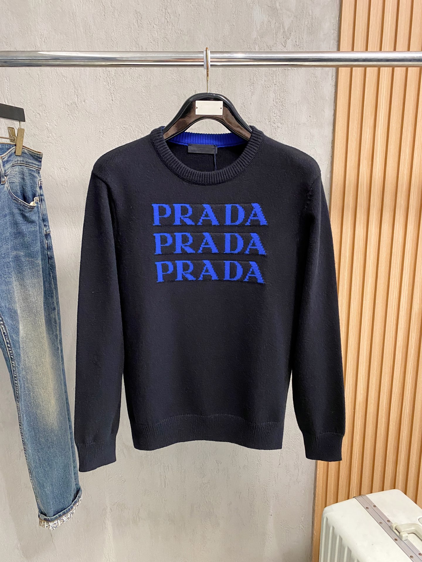 NO:600663,Prada 25ss Autumn and Winter [New Product] Sweater is exclusively for sale, imported original technical wool worsted!  The fine knitting is integrated, and the color mixed weaving is purely handmade. The grade is extremely high, highlighting the taste and luxury of clothing. The craftsmanship is exquisite!  Customized original craftsmanship threaded upper body, extremely handsome, purchasing agent level counter, same style for men and women, size S-xL,, prada, sweaters, alexander wang19860909普拉达25ss秋冬【新品】毛衣专供狠货,进口原版科技羊毛精纺！精细针织一体,色彩混织纯手工技艺呈现 档次极高,凸显衣着品味与奢华 工艺精湛！定制原版工艺螺纹上身帅到爆,代购级别专柜男女同款 码数S-xL,,prada,sweaters,alexander wang,Men's clothing