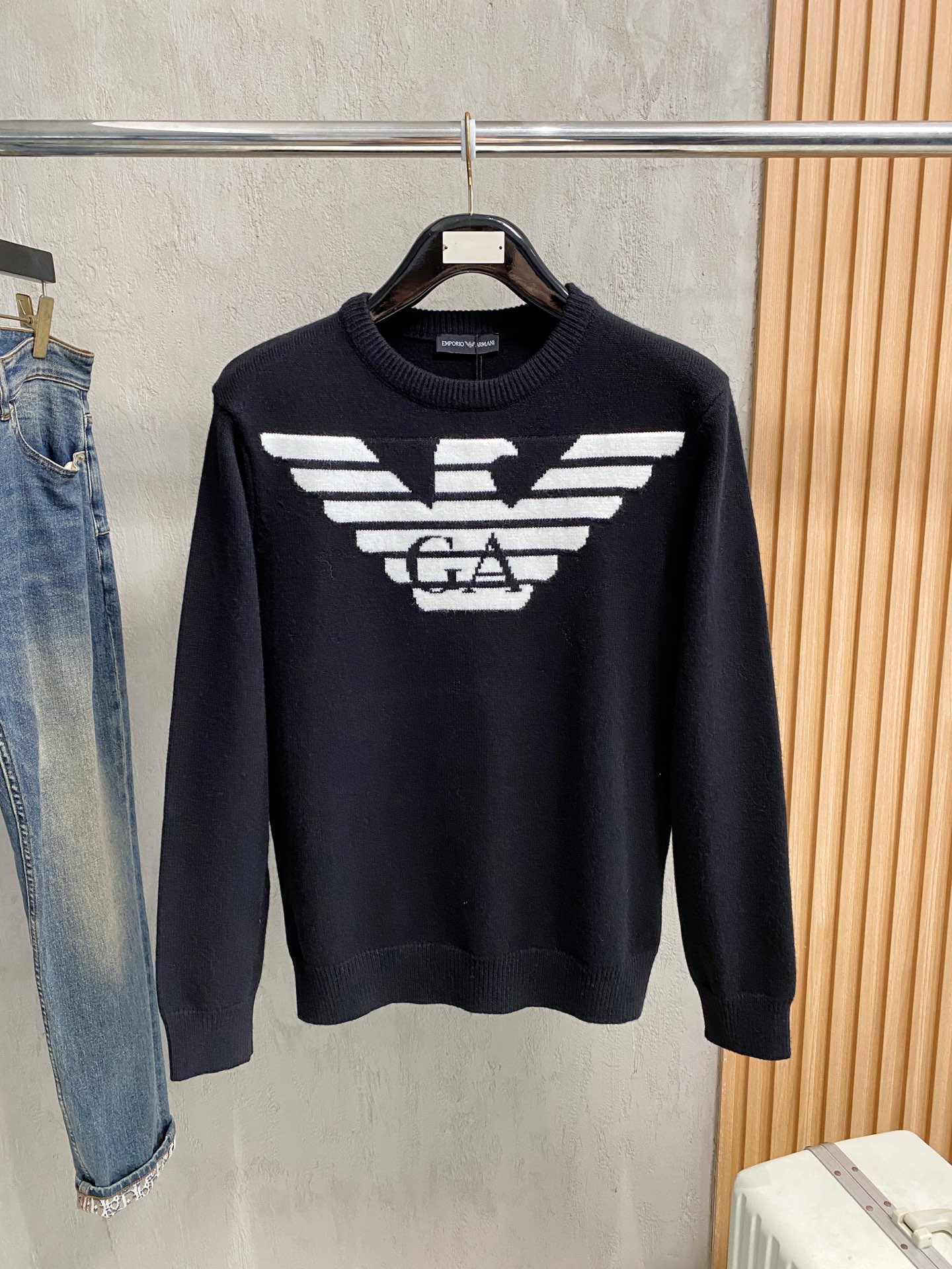 NO:600665,Armani 25ss Autumn and Winter [New Product] Sweater is exclusively for sale, imported original technical wool worsted!  The fine knitting is integrated, and the color mixed weaving is purely handmade. The grade is extremely high, highlighting the taste and luxury of clothing. The craftsmanship is exquisite!  Customized original craftsmanship threaded upper body, extremely handsome, purchasing agent level counter, same style for men and women, size S-xL, armani, sweaters, alexander wang19860909阿玛尼25ss秋冬【新品】毛衣专供狠货,进口原版科技羊毛精纺！精细针织一体,色彩混织纯手工技艺呈现 档次极高,凸显衣着品味与奢华 工艺精湛！定制原版工艺螺纹上身帅到爆,代购级别专柜男女同款 码数S-xL,,armani,sweaters,alexander wang,Men's clothing