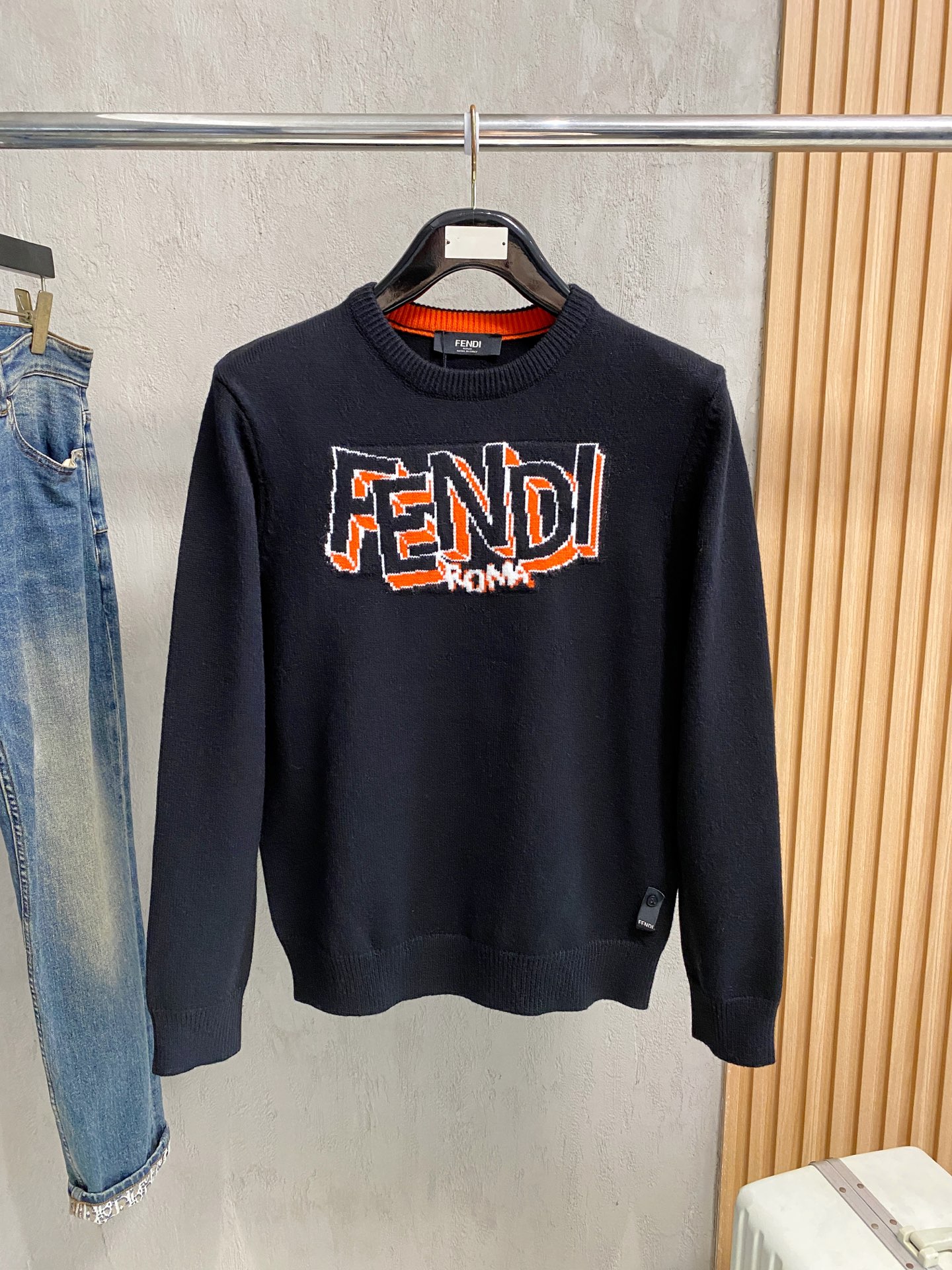 NO:600659,Fendi 25ss Autumn and Winter [New Product] Sweater is exclusively for sale, imported original technical wool worsted!  The fine knitting is integrated, and the color mixed weaving is purely handmade. The grade is extremely high, highlighting the taste and luxury of clothing. The craftsmanship is exquisite!  Customized original craftsmanship threaded upper body, extremely handsome, purchasing agent level counter, same style for men and women, size S-xL,, fendi, sweaters, alexander wang19860909芬迪25ss秋冬【新品】毛衣专供狠货,进口原版科技羊毛精纺！精细针织一体,色彩混织纯手工技艺呈现 档次极高,凸显衣着品味与奢华 工艺精湛！定制原版工艺螺纹上身帅到爆,代购级别专柜男女同款 码数S-xL,,fendi,sweaters,alexander wang,Men's clothing