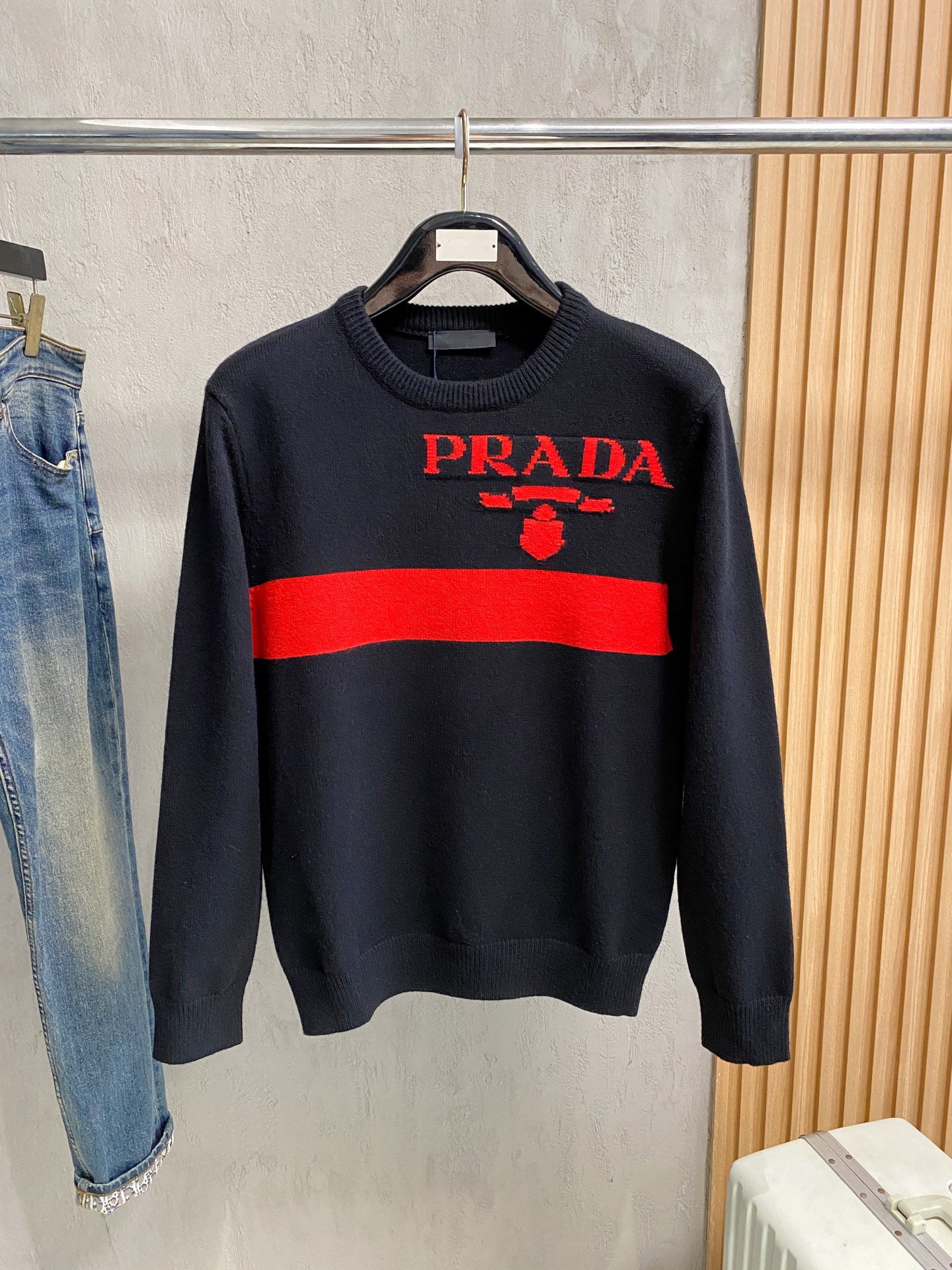 NO:600657,Prada 25ss Autumn and Winter [New Product] Sweater is exclusively for sale, imported original technical wool worsted!  The fine knitting is integrated, and the color mixed weaving is purely handmade. The grade is extremely high, highlighting the taste and luxury of clothing. The craftsmanship is exquisite!  Customized original craftsmanship threaded upper body, extremely handsome, purchasing agent level counter, same style for men and women, size S-xL,, prada, sweaters, alexander wang19860909普拉达25ss秋冬【新品】毛衣专供狠货,进口原版科技羊毛精纺！精细针织一体,色彩混织纯手工技艺呈现 档次极高,凸显衣着品味与奢华 工艺精湛！定制原版工艺螺纹上身帅到爆,代购级别专柜男女同款 码数S-xL,,prada,sweaters,alexander wang,Men's clothing