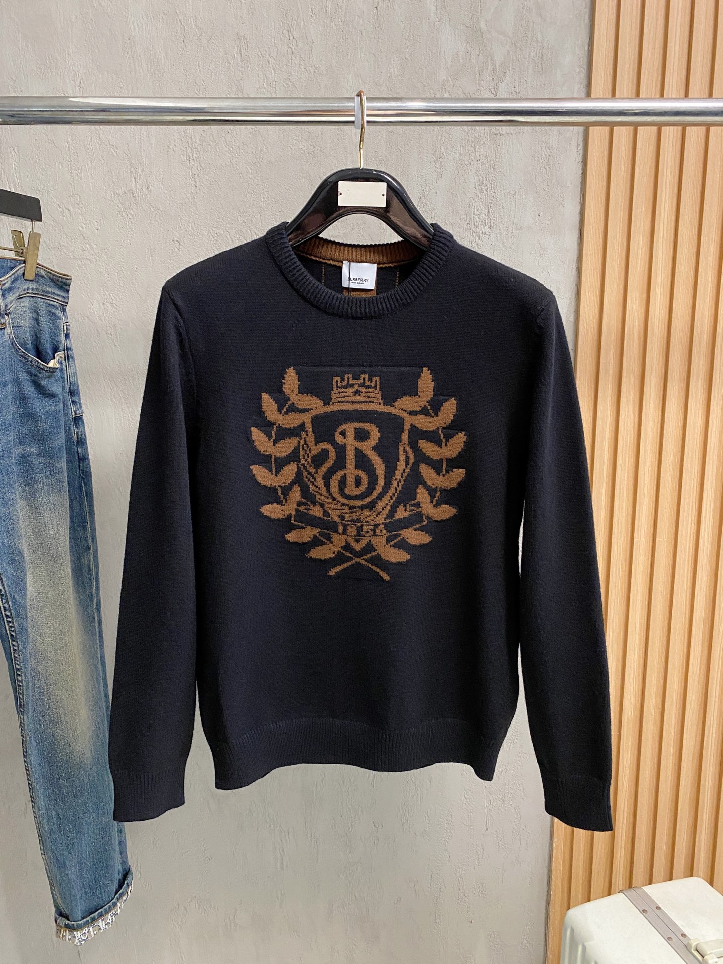 NO:600653,Burberry 25ss autumn and winter [new product] sweater is exclusively for sale, imported original technical wool worsted!  The fine knitting is integrated, and the color mixed weaving is purely handmade. The grade is extremely high, highlighting the taste and luxury of clothing. The craftsmanship is exquisite!  Customized original craftsmanship threaded upper body, so handsome, purchasing agent level counter, same style for men and women, size S-xL,,burberry,sweaters,alexander wang19860909巴宝莉25ss秋冬【新品】毛衣专供狠货,进口原版科技羊毛精纺！精细针织一体,色彩混织纯手工技艺呈现 档次极高,凸显衣着品味与奢华 工艺精湛！定制原版工艺螺纹上身帅到爆,代购级别专柜男女同款 码数S-xL,,burberry,sweaters,alexander wang,Men's clothing