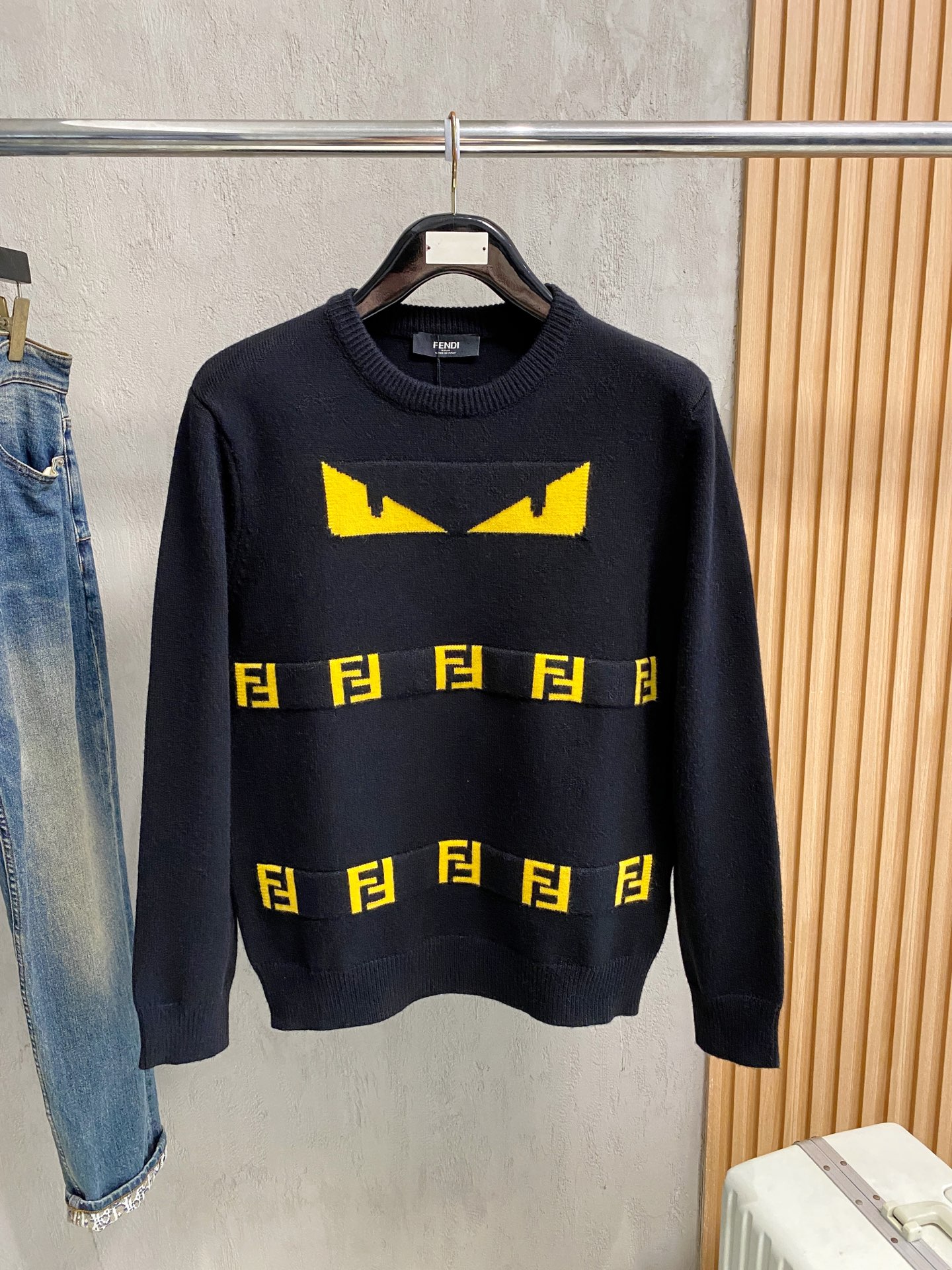 NO:600668,Fendi 25ss Autumn and Winter [New Product] Sweater is exclusively for sale, imported original technical wool worsted!  The fine knitting is integrated, and the color mixed weaving is purely handmade. The grade is extremely high, highlighting the taste and luxury of clothing. The craftsmanship is exquisite!  Customized original craftsmanship threaded upper body, extremely handsome, purchasing agent level counter, same style for men and women, size S-xL,, fendi, sweaters, alexander wang19860909芬迪25ss秋冬【新品】毛衣专供狠货,进口原版科技羊毛精纺！精细针织一体,色彩混织纯手工技艺呈现 档次极高,凸显衣着品味与奢华 工艺精湛！定制原版工艺螺纹上身帅到爆,代购级别专柜男女同款 码数S-xL,,fendi,sweaters,alexander wang,Men's clothing