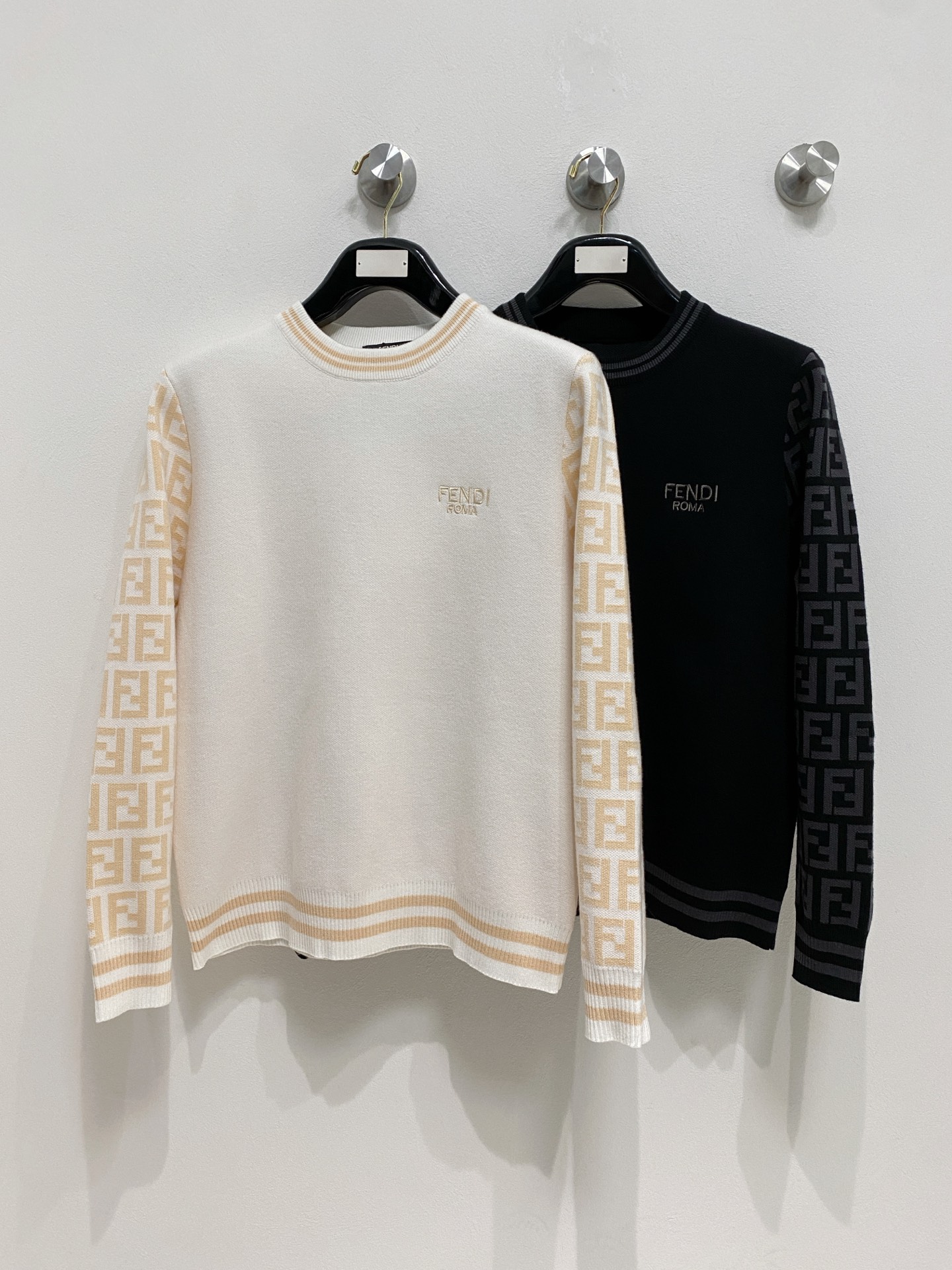 🌾 芬迪圆领毛衣，采用羊毛混纺纱线，保暖性佳，蓬松柔软，加倍呵护肌肤，给你轻如无物的穿着感体验。高品质天