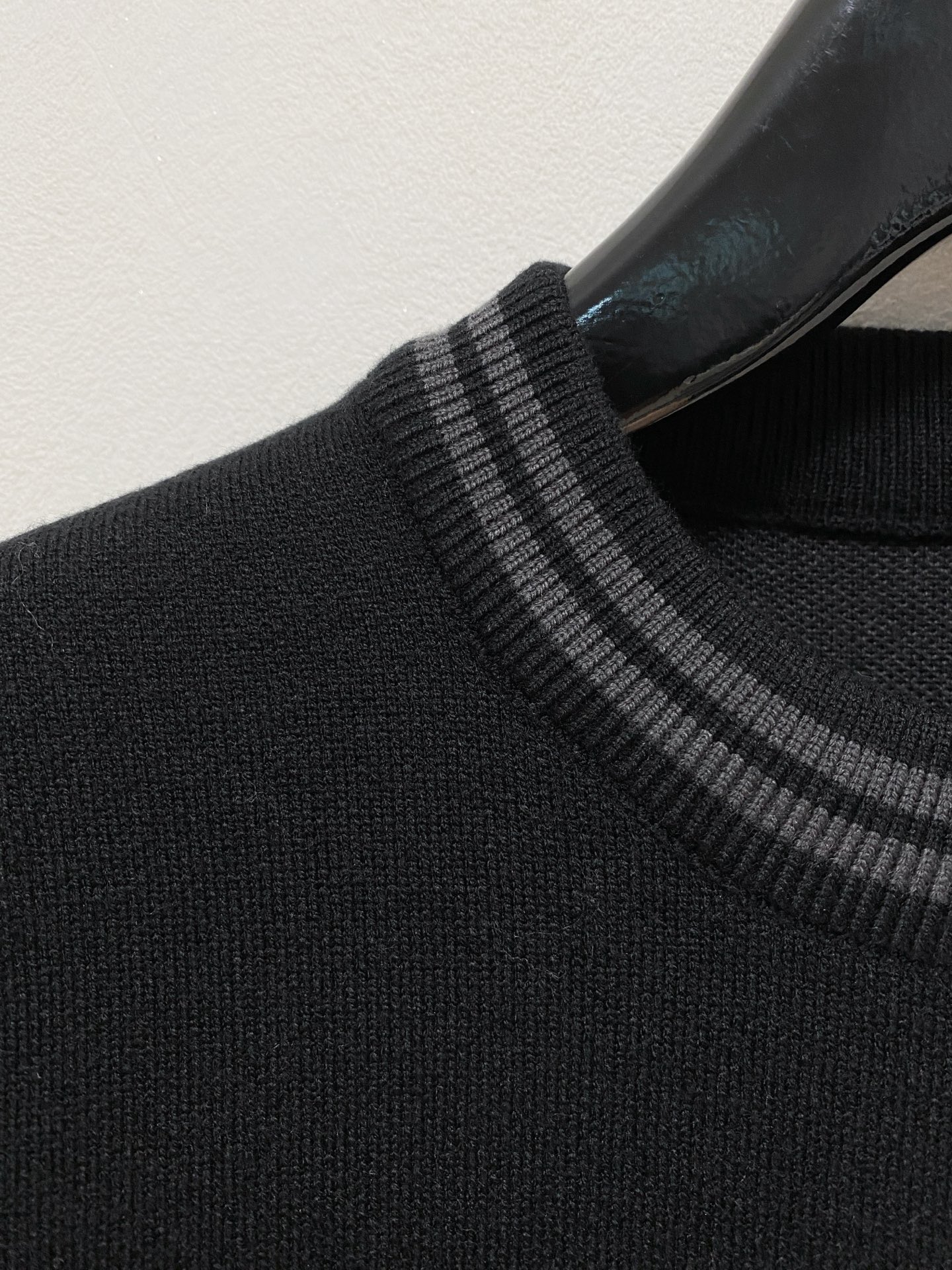 🌾 芬迪圆领毛衣，采用羊毛混纺纱线，保暖性佳，蓬松柔软，加倍呵护肌肤，给你轻如无物的穿着感体验。高品质天