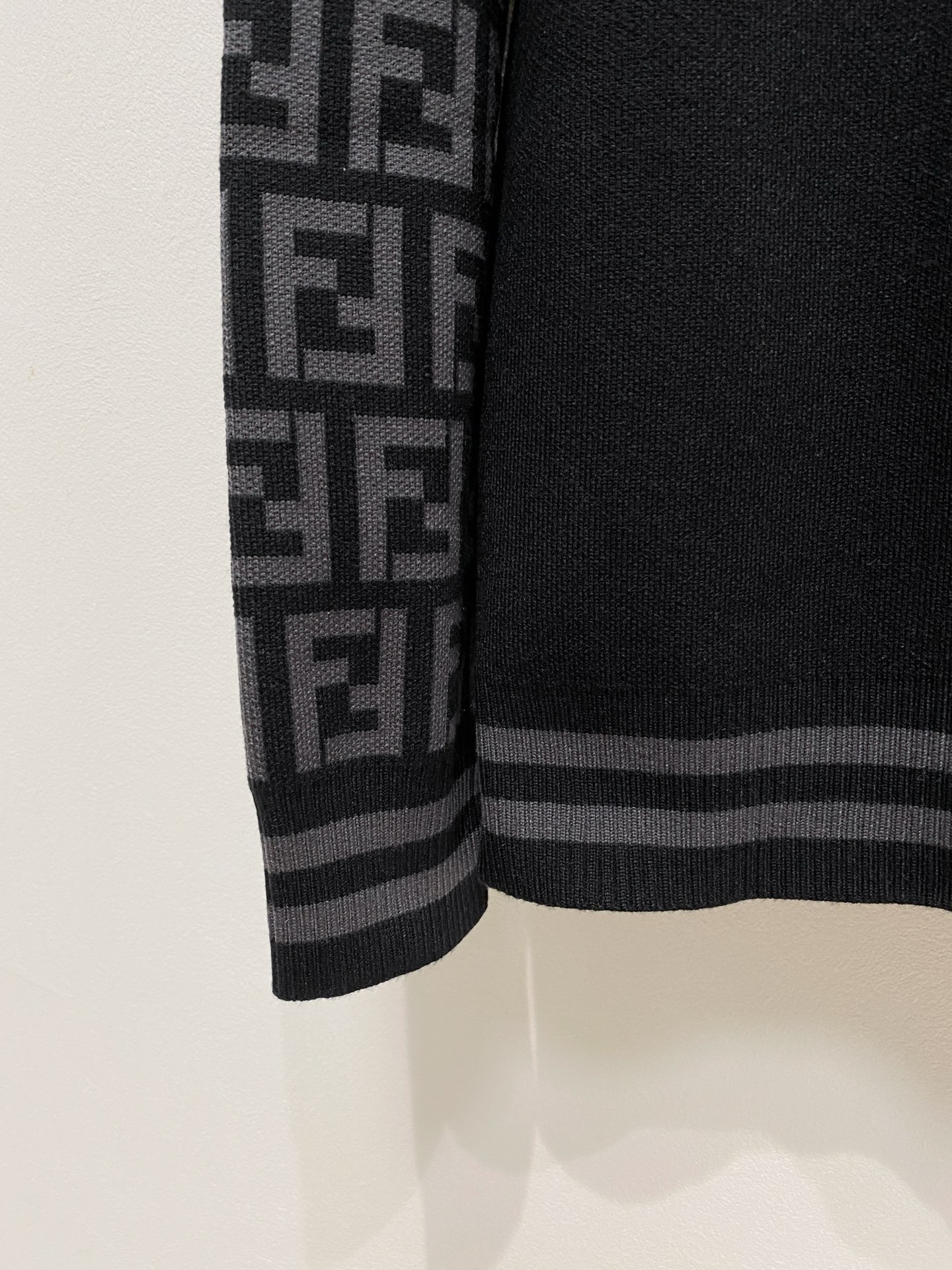 🌾 芬迪圆领毛衣，采用羊毛混纺纱线，保暖性佳，蓬松柔软，加倍呵护肌肤，给你轻如无物的穿着感体验。高品质天